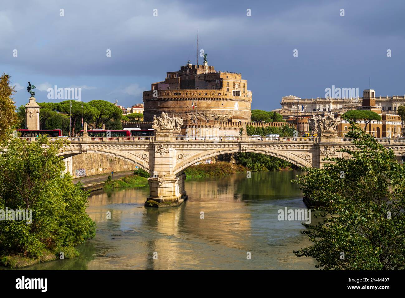 Rom Panoramablick auf die Stadt mit Castel Sant'Angelo, dem Mausoleum des Kaisers Hadrian, mit Statuen auf der Brücke Vittorio Emanuele II., Tiber in Rom, Italien. Stockfoto