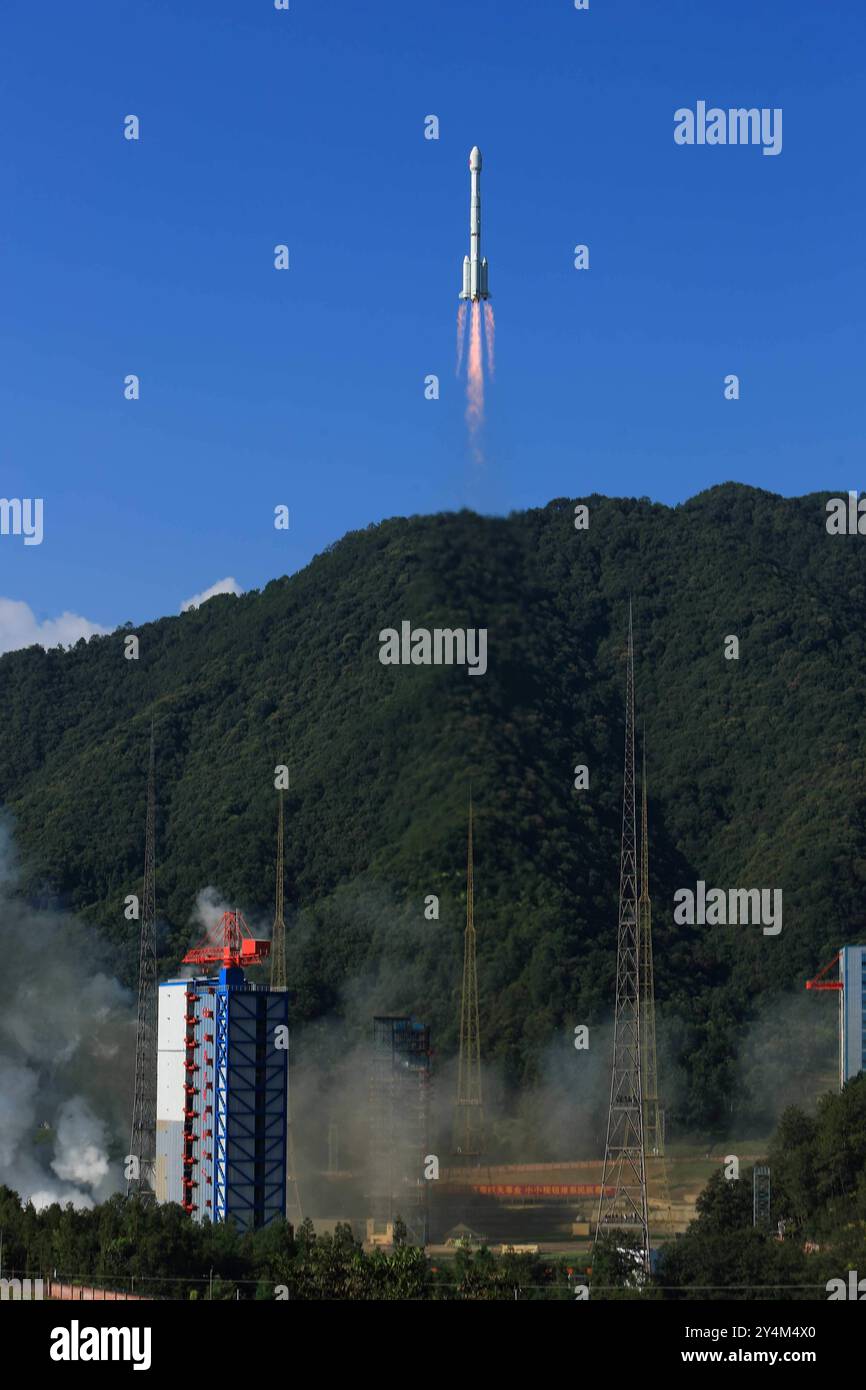 Xichang. September 2024. Der 59. Und der 60. Satellit des BeiDou-Systems werden um 9:14 Uhr (Peking-Zeit) von einer langen Trägerrakete März-3B und der Oberstufe Yuanzheng-1 (Expedition-1) gestartet, die am 19. September 2024 vom Xichang Satellite Launch Center in der südwestlichen chinesischen Provinz Sichuan an an der Trägerrakete befestigt ist. Quelle: Yang Zhiyuan/Xinhua/Alamy Live News Stockfoto