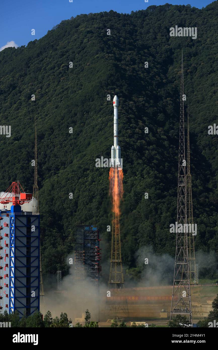 Xichang. September 2024. Der 59. Und der 60. Satellit des BeiDou-Systems werden um 9:14 Uhr (Peking-Zeit) von einer langen Trägerrakete März-3B und der Oberstufe Yuanzheng-1 (Expedition-1) gestartet, die am 19. September 2024 vom Xichang Satellite Launch Center in der südwestlichen chinesischen Provinz Sichuan an an der Trägerrakete befestigt ist. Quelle: Yang Zhiyuan/Xinhua/Alamy Live News Stockfoto