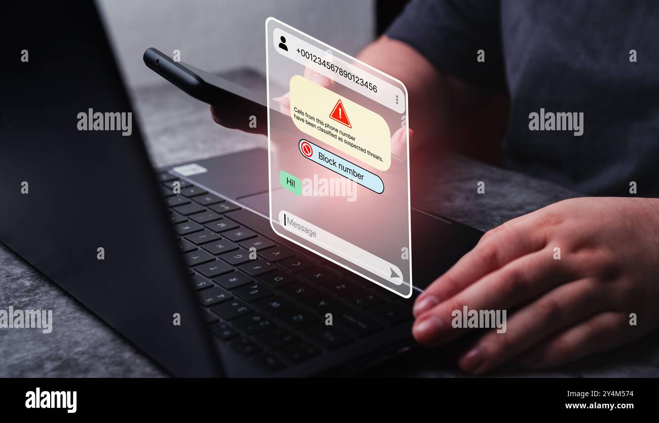 Frau verwendet Smartphone und erhält eine Nachricht von mutmaßlichem Rufnummernbetrug. Unerwünschter anonymer Anruf. Betrugs- und Phishing-Telefonkonzept. Nachricht von Fremdem Stockfoto