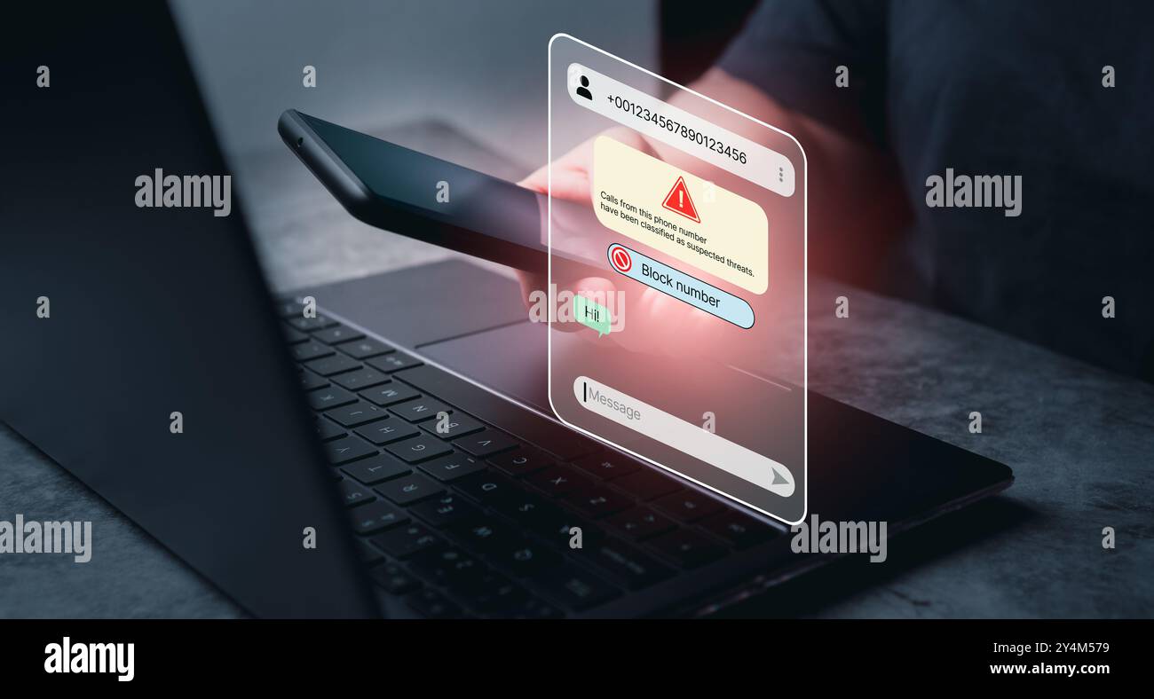 Frau verwendet Smartphone und erhält eine Nachricht von mutmaßlichem Rufnummernbetrug. Unerwünschter anonymer Anruf. Betrugs- und Phishing-Telefonkonzept. Nachricht von Fremdem Stockfoto