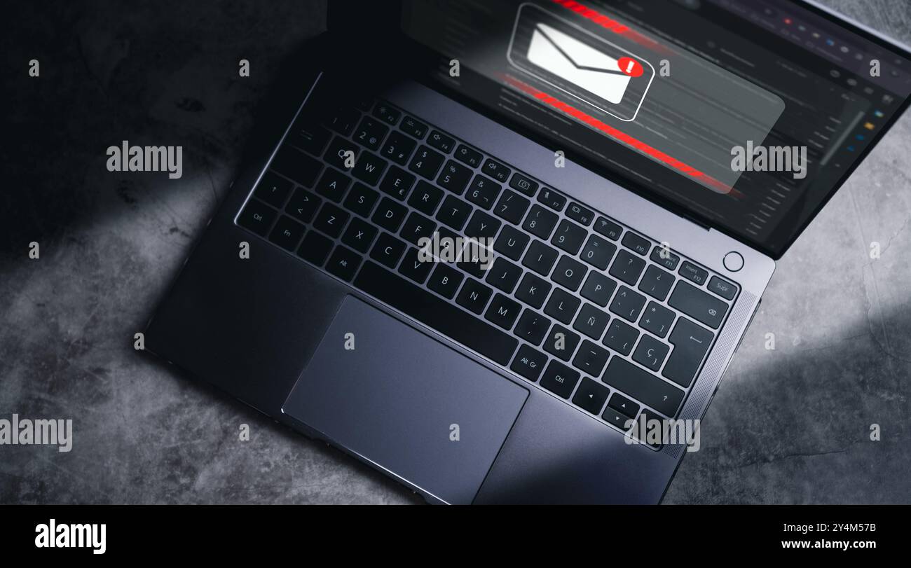 E-Mail Spam Virus Konzept. Internetsicherheit und Cyberkriminalität. Phishing-E-Mails, Betrug, Betrug und Virenwarnung auf Laptop. Stockfoto