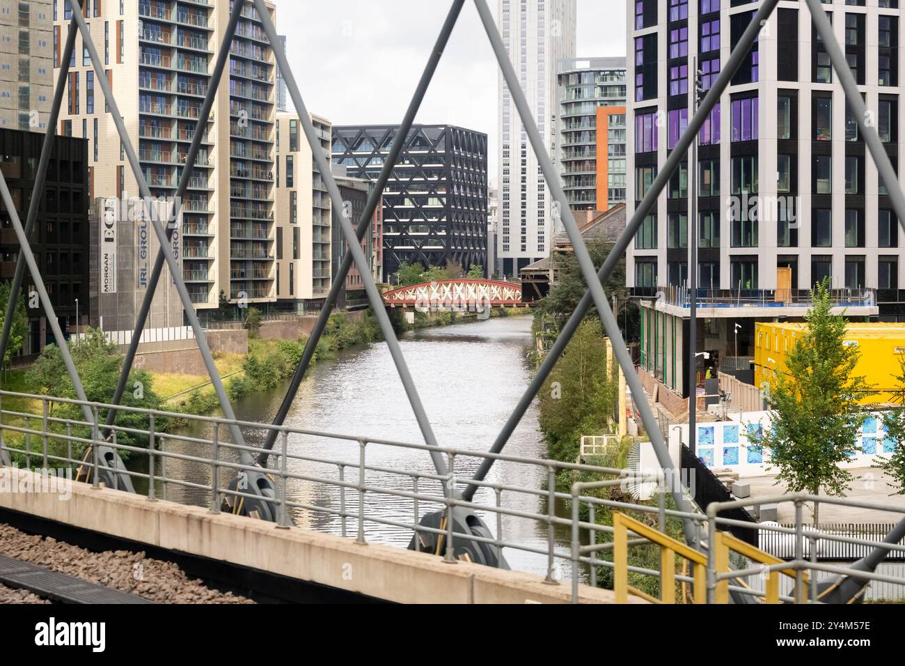 Irwell Street Bridge über die Irwell-Grenze zwischen Manchester und Salford von der Ordsall Chord Railway Link Bridge aus gesehen Stockfoto