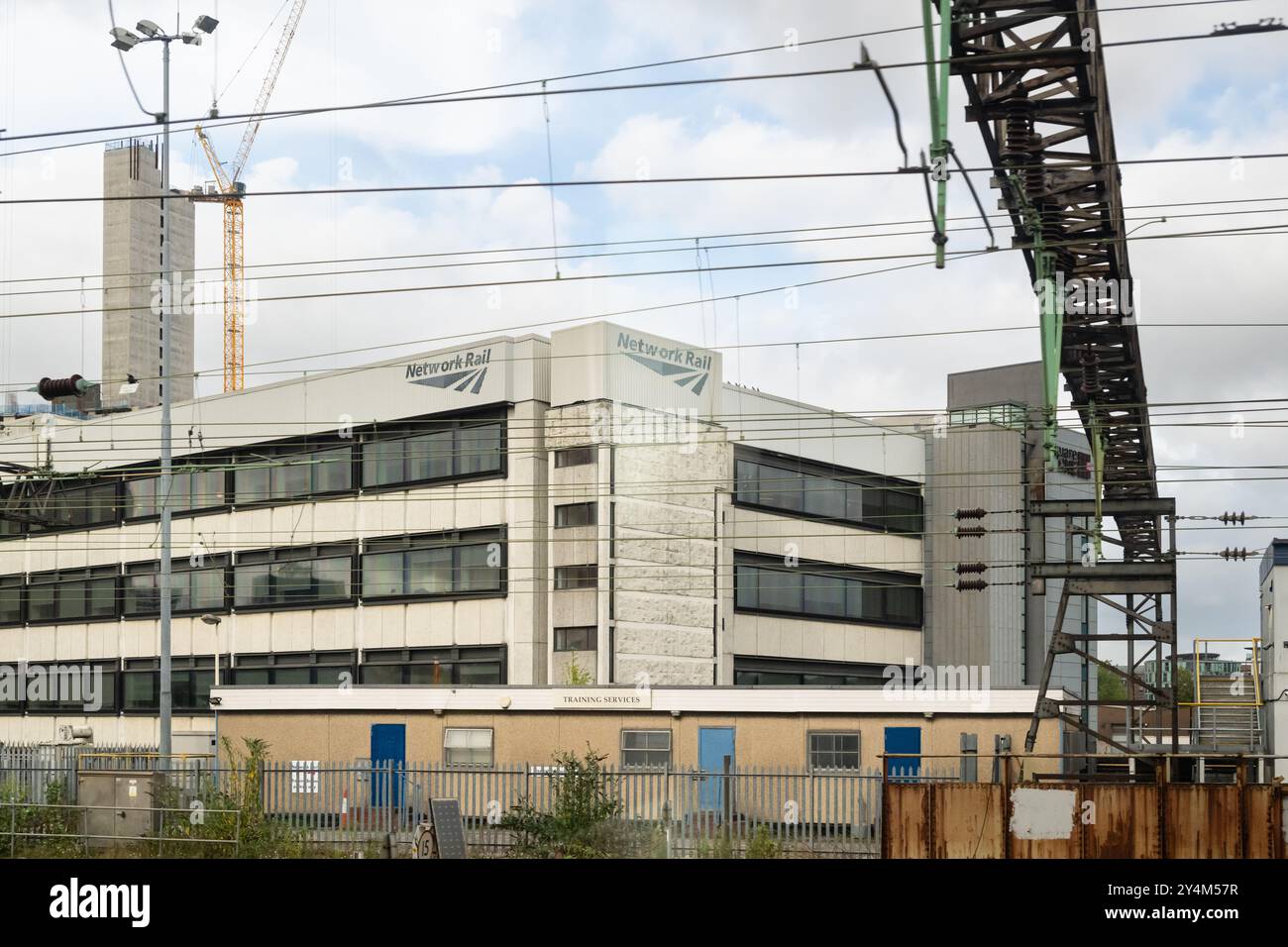 Square One Network Rail Building, Travis Street, Manchester, England, Großbritannien vom Zugfenster aus gesehen Stockfoto