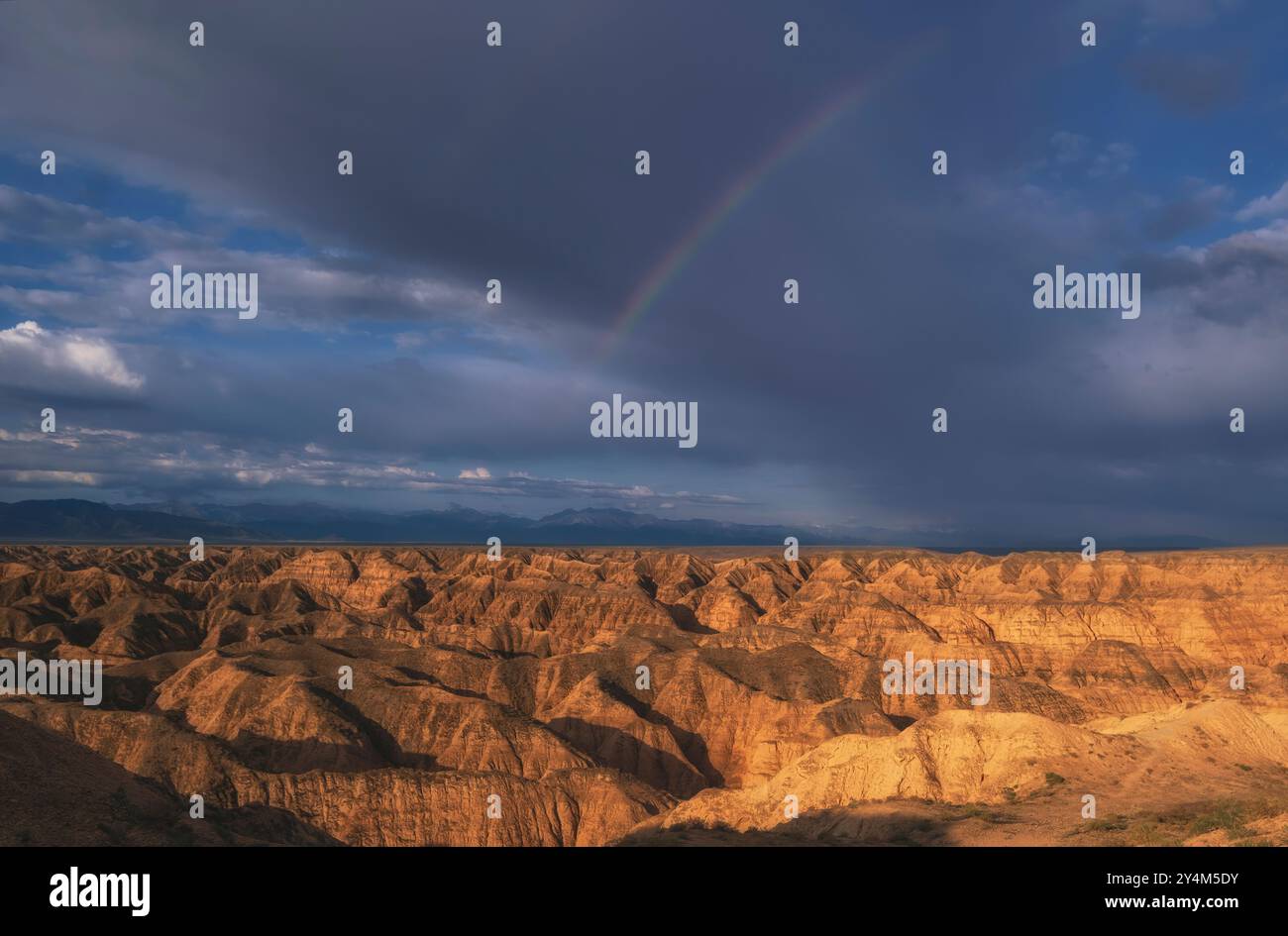 Der gelbe Canyon wird auch als Mondschlucht in Kasachstan in der Nähe des Flusses Charyn mit einem Regenbogen am Himmel bezeichnet Stockfoto