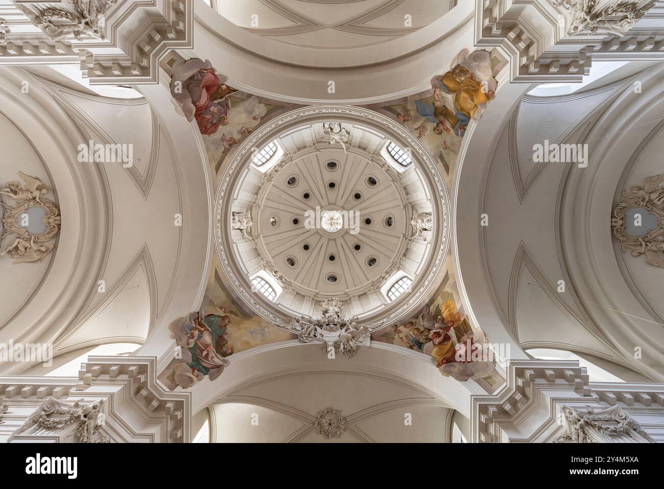 Kuppel und Decke des Fuldaer Dom St. Salvator, Fulda, Hessen, Deutschland | Kuppel und Decke, Fuldaer Dom Sankt Salvator, Fulda, Hessen, Deutschland Stockfoto