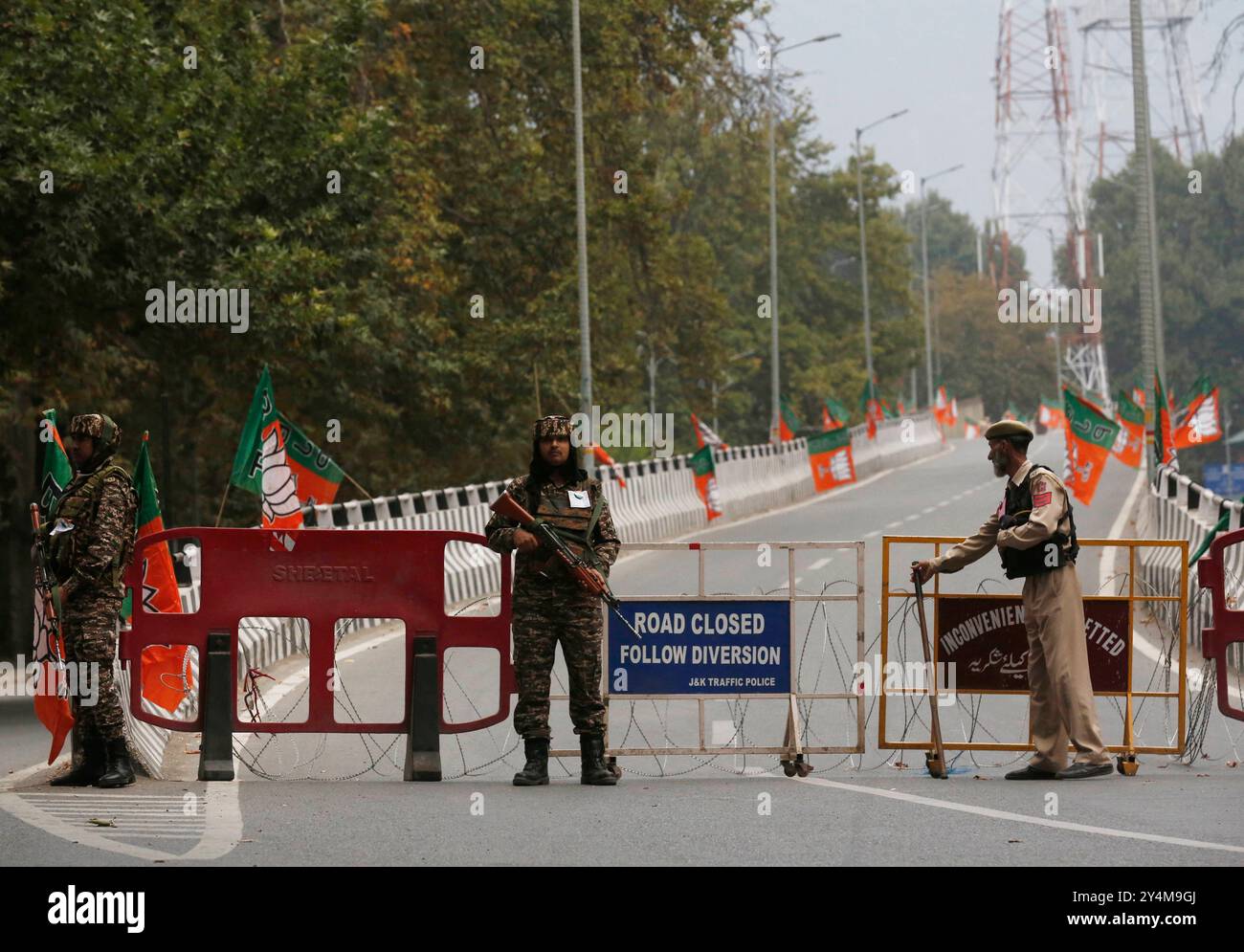 Sicherheit vor dem Besuch von Premierminister Mnister in Kaschmir steht indisches Sicherheitspersonal in der Nähe des Veranstaltungsortes, an dem der indische Premierminister Narendra Modi am 19. September 2024 in Srinagar, Indien, eine Wahlkundgebung halten soll. Die Parlamentswahlen in Jammu und Kaschmir 2024 finden in drei Phasen statt. Die Abstimmungstermine sind der 18. September, der 25. September und der 01. Oktober 2024. Dies ist die erste Wahl in der Region seit 10 Jahren und die erste seit der Neuordnung von Jammu und Kaschmir als Unionsgebiet nach der Aufhebung von Artikel 370 im Jahr 2019. Srinagar Indien Kopie Stockfoto