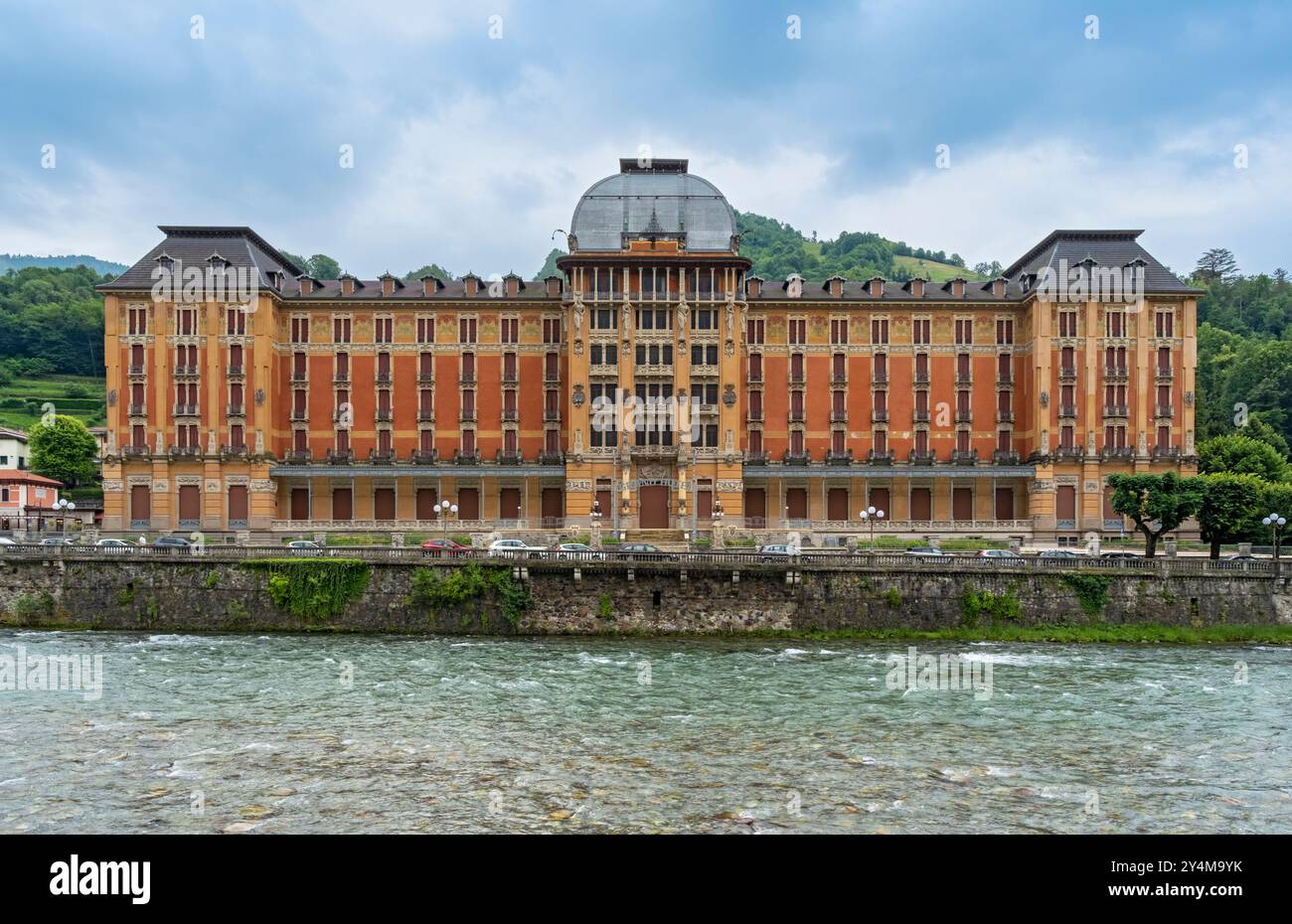 Historisches Gebäude des Grand Hotel San Pellegrino Terme vor dem Wiederaufbau, Provinz Bergamo, Italien Stockfoto