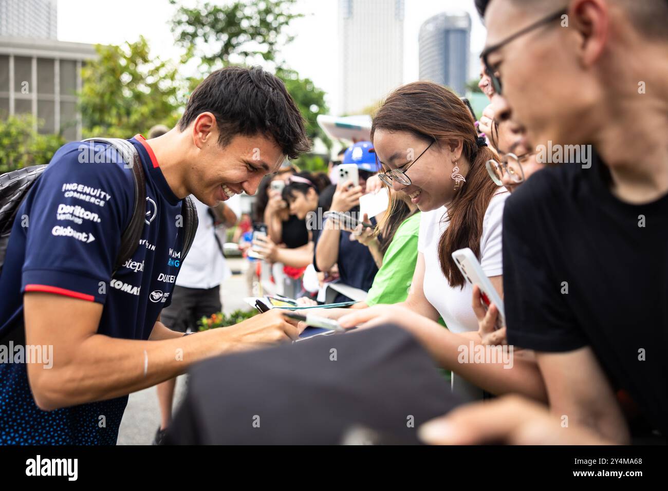 Singapur, Singapur. September 2024. Alexander Albon (THA) Williams Racing mit Fans. 19.09.2024. Formel-1-Weltmeisterschaft, Rd 18, Grand Prix Von Singapur, Marina Bay Street Circuit, Singapur, Vorbereitungstag. Das Foto sollte lauten: XPB/Alamy Live News. Stockfoto