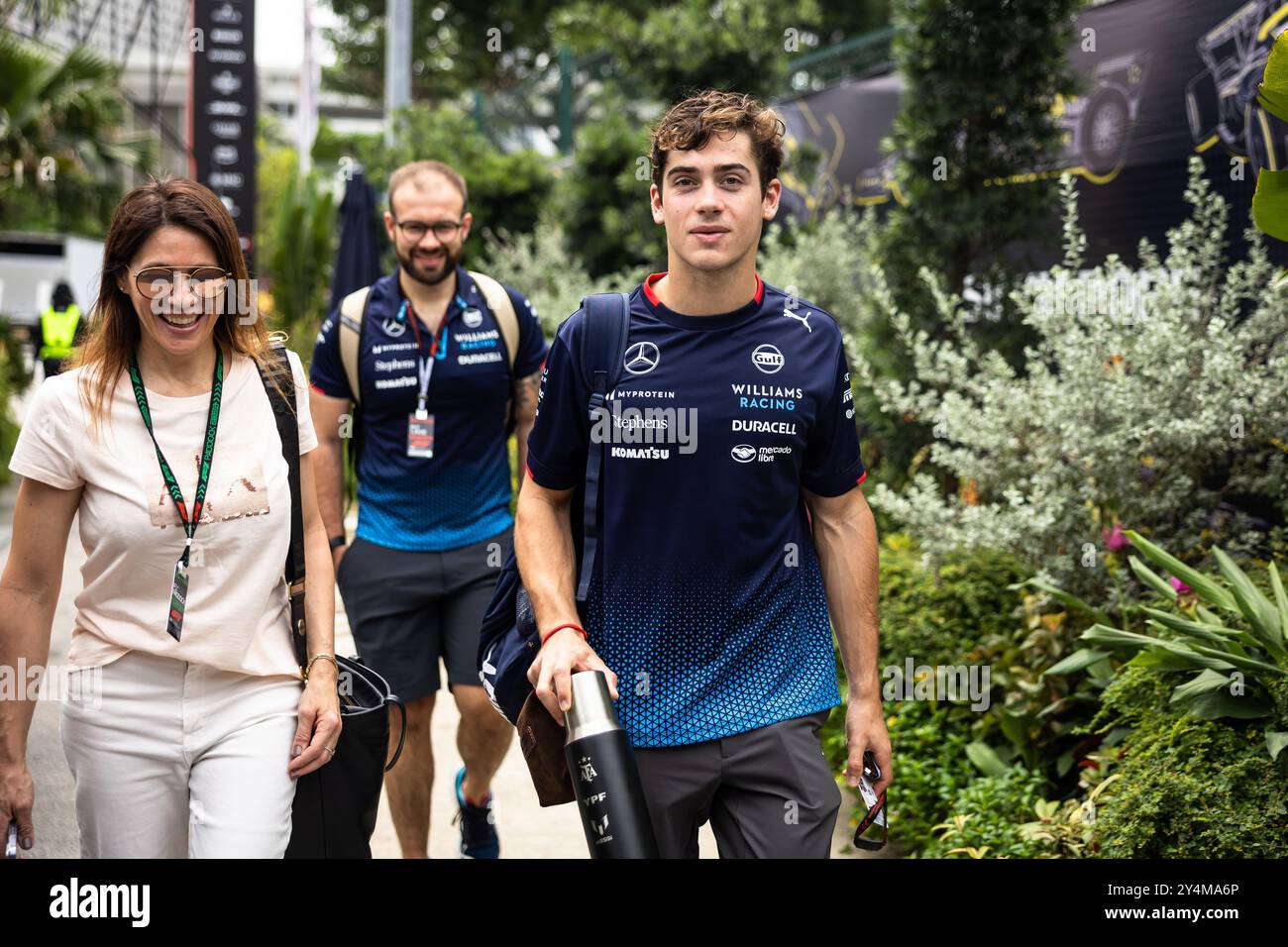 Franco Colapinto (ARG) Williams Racing mit seiner Mutter Andrea Trofimczuk. 19.09.2024. Formel-1-Weltmeisterschaft, Rd 18, Grand Prix Von Singapur, Marina Bay Street Circuit, Singapur, Vorbereitungstag. Das Foto sollte lauten: XPB/Alamy Live News. Stockfoto