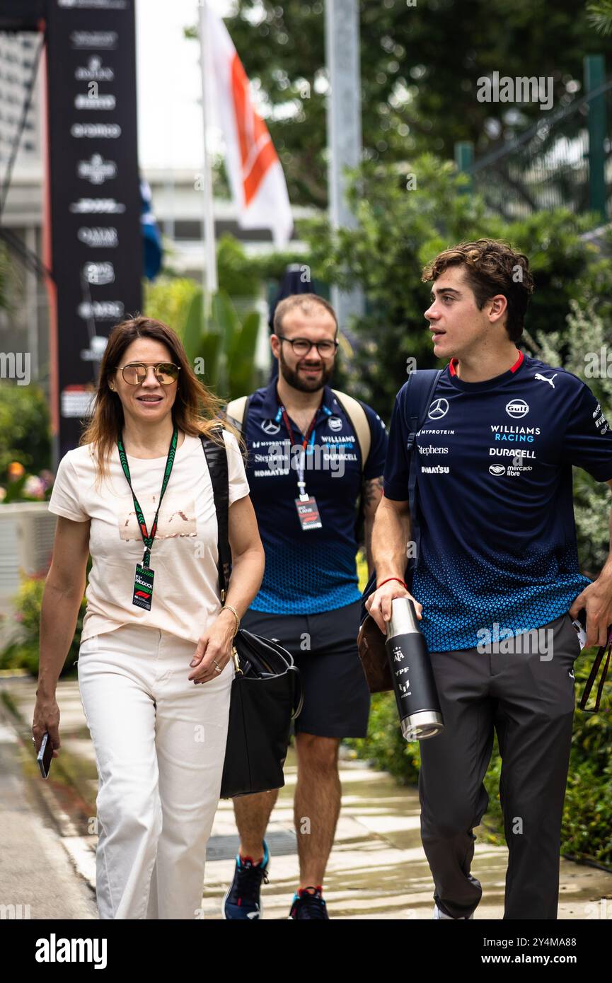 Franco Colapinto (ARG) Williams Racing mit seiner Mutter Andrea Trofimczuk. 19.09.2024. Formel-1-Weltmeisterschaft, Rd 18, Grand Prix Von Singapur, Marina Bay Street Circuit, Singapur, Vorbereitungstag. Das Foto sollte lauten: XPB/Alamy Live News. Stockfoto