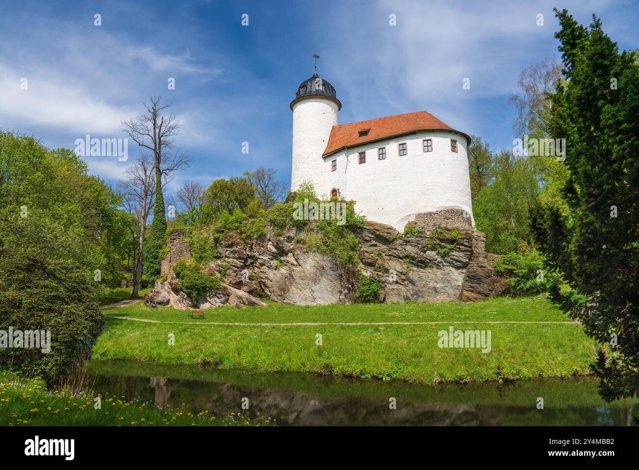 Schloss Rabenstein (Oberfranken) Eine kleine, helle Burg auf einem Berg. Deutschland. Stockfoto