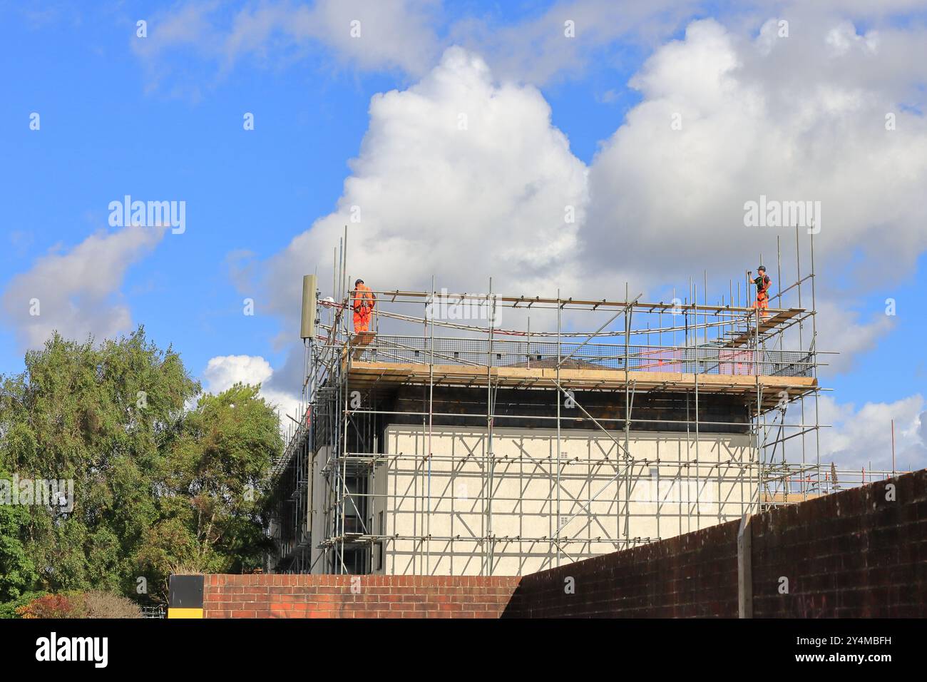 Bognor Regis, West Sussex, England. 12. September 2024. Arbeiter auf dem Dach eines Anwesens neben dem Hotham Park, das von Gerüsten umhüllt ist. Eines von einer Auswahl von Fotos, die kürzlich bei einem Tagesausflug nach Bognor Regis an der Südküste Englands aufgenommen wurden. Die Stadt beherbergt einen Butlins Holiday Park und ist ein beliebtes Reiseziel für Touristen. Stockfoto