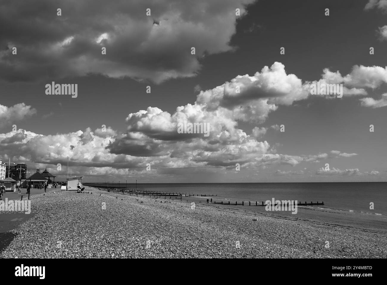 Bognor Regis, West Sussex, England. 12. September 2024. Graue Landschaft mit Blick nach Osten, mit einer dramatischen Wolkenlandschaft über dem Strand. Eines von einer Auswahl von Fotos, die kürzlich bei einem Tagesausflug nach Bognor Regis an der Südküste Englands aufgenommen wurden. Die Stadt beherbergt einen Butlins Holiday Park und ist ein beliebtes Reiseziel für Touristen. Stockfoto