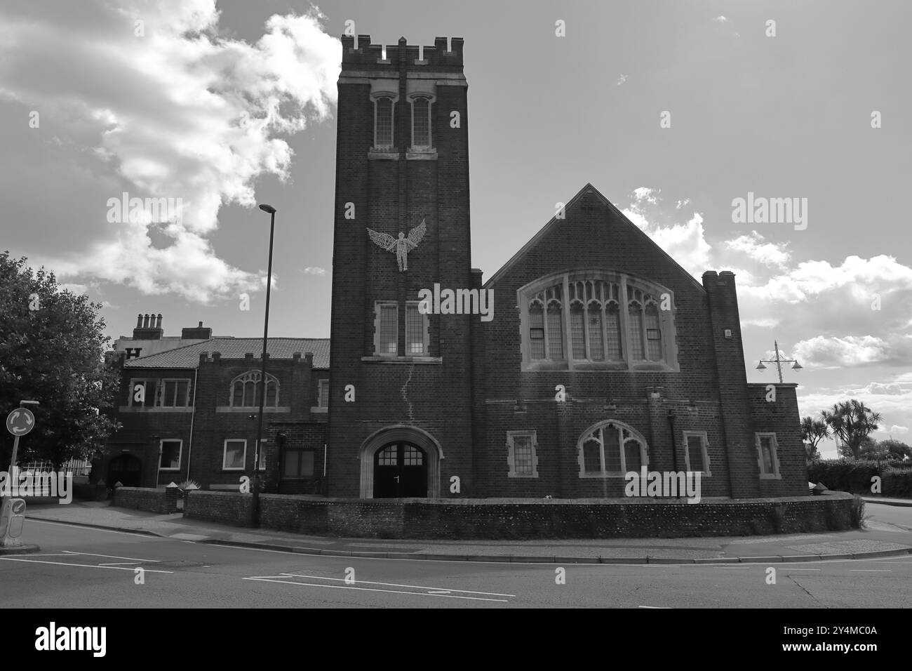 Bognor Regis, West Sussex, England. 12. September 2024. Graustufenansicht der methodistischen Kirche St. Mary mit einem weißen Engel auf dem Turm. Eines von einer Auswahl von Fotos, die kürzlich bei einem Tagesausflug nach Bognor Regis an der Südküste Englands aufgenommen wurden. Die Stadt beherbergt einen Butlins Holiday Park und ist ein beliebtes Reiseziel für Touristen. Stockfoto