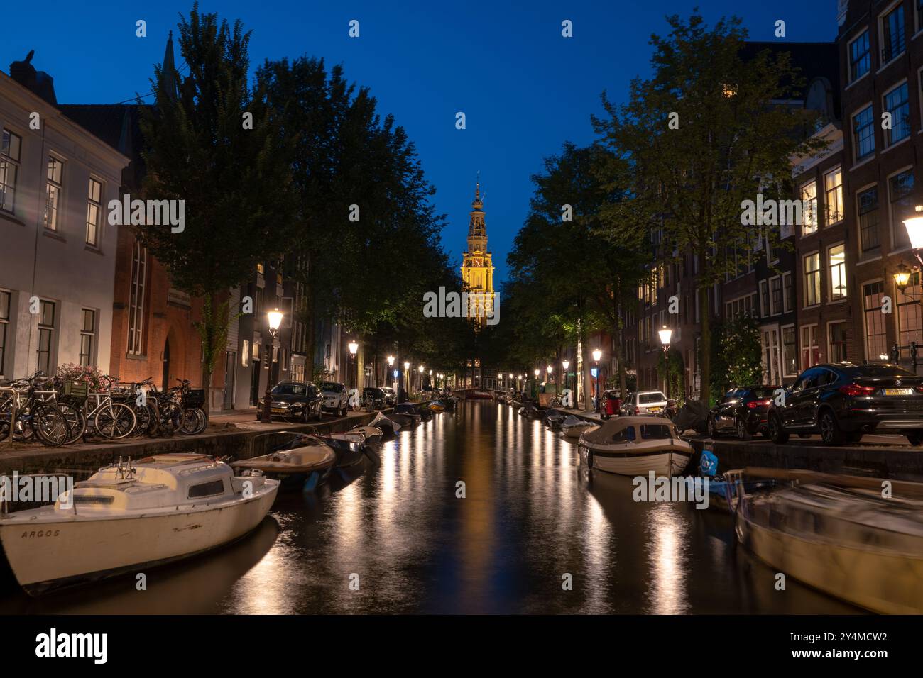 Eine Amsterdam gracht bei Nacht mit bunten Lichtern. Stockfoto