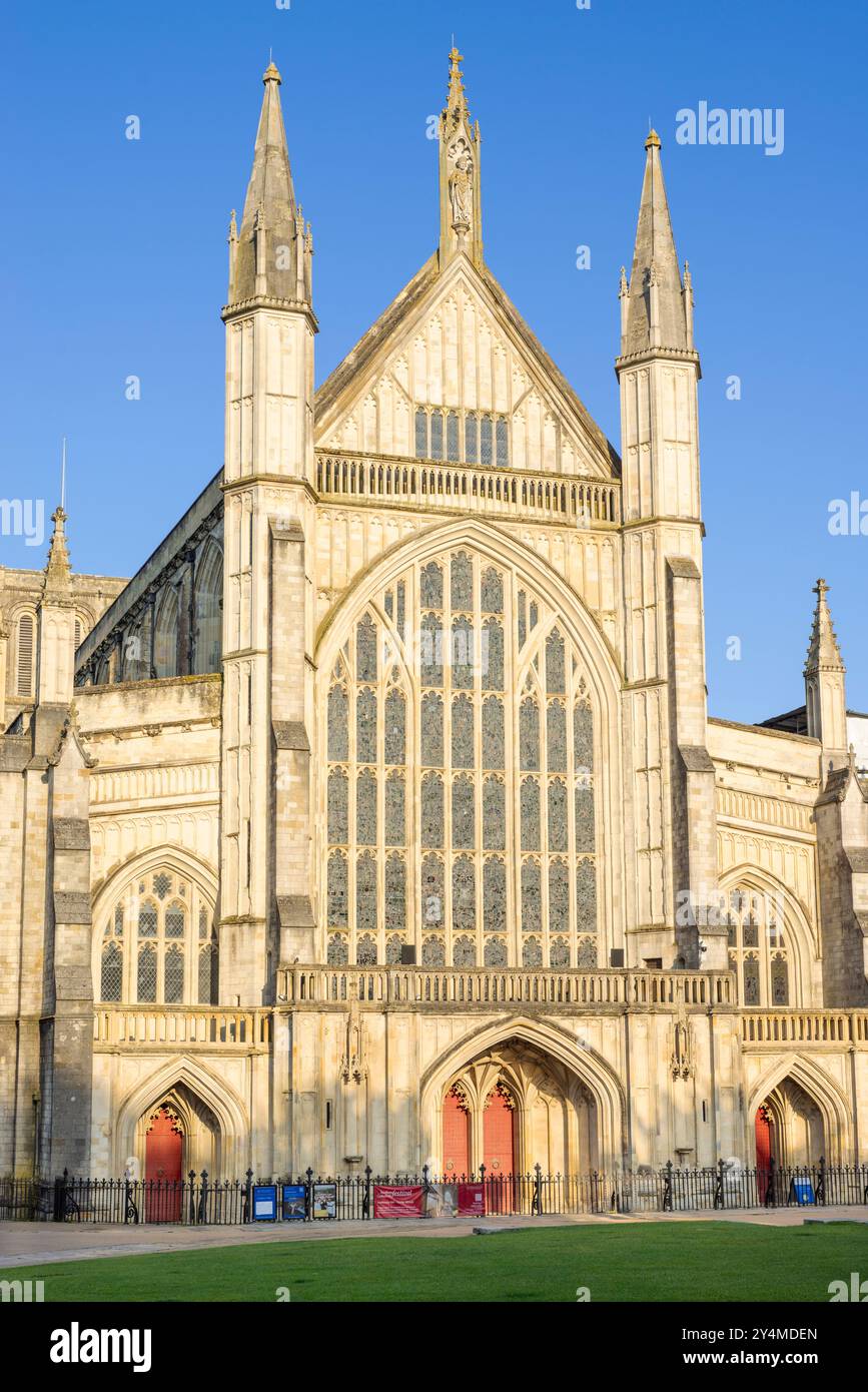 Winchester Cathedral im Abendlicht Winchester Hampshire England Großbritannien GB Europa Stockfoto