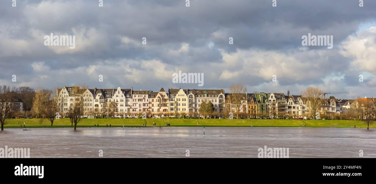 Panorama von Häusern am Rheinufer in Düsseldorf Stockfoto