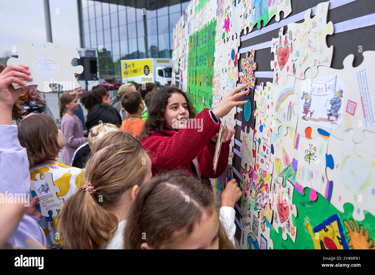 Vortag des 70. Weltkindertage am 20. September 2024 setzen das Deutsche Kinderhilfswerk DKHW und UNICEF Deutschland gemeinsam mit engagierten jungen Menschen und im Beisein von Bundesfamilienministerin Lisa Paus mit einem Puzzel auf dem Platz vor dem Paul-Loebe-Haus Löbe in Berlin ein wichtiges Zeichen für die Rechte der Kinder Foto vom 19.09.2024. Die einzelnen Puzzle-Teile wurden von Kindern und Jugendlichen, diverser Kinderrechte- Schulen, Kindertagesstaetten, Kinder- und Jugendhaeuser, Familienzentren, Bibliotheken, Kinderfreundliche Kommunen und Einrichtungen für Gefluechtete au Stockfoto