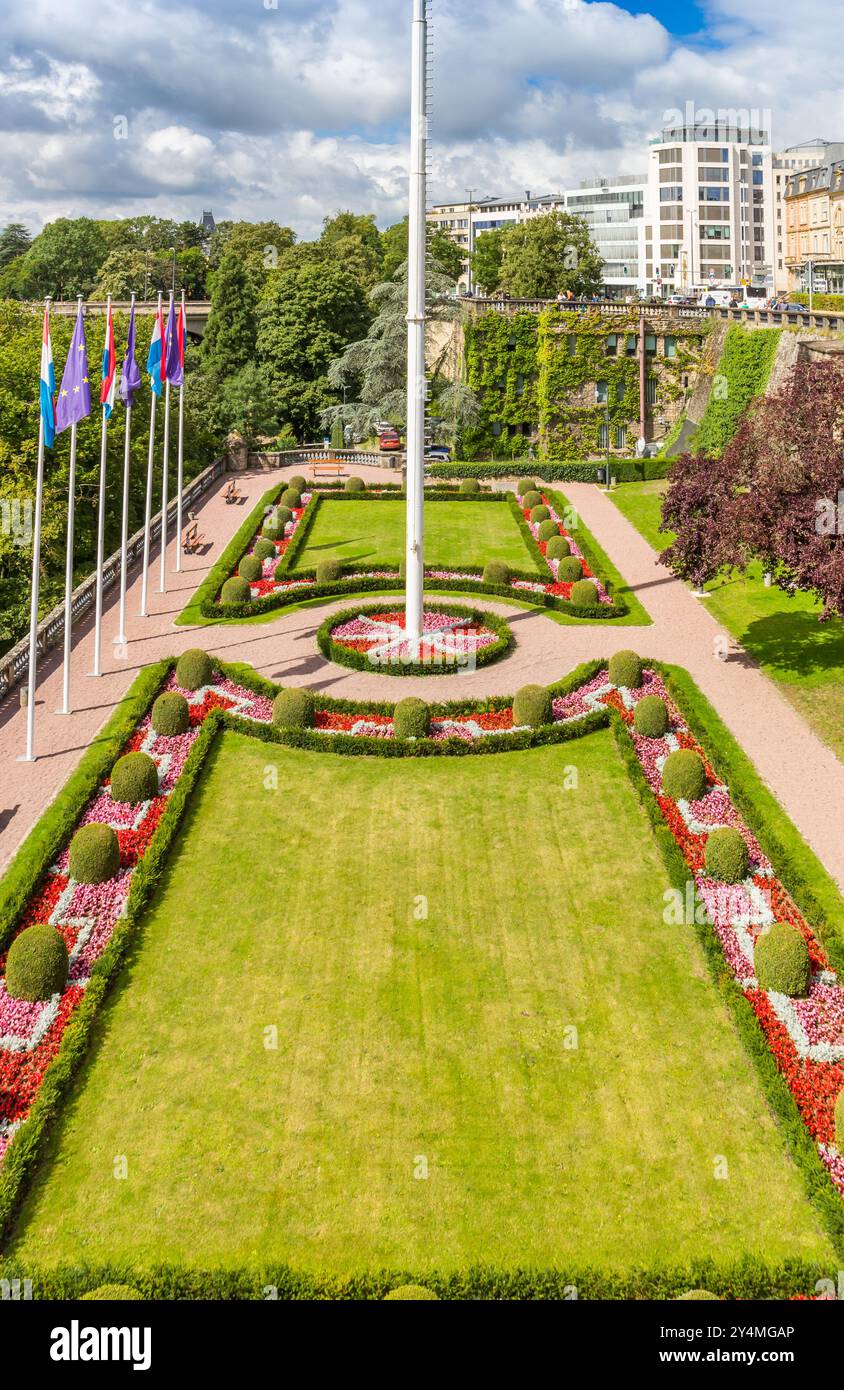 Blumen und Fahnen auf dem Platz der Verfassung in Luxemburg Stockfoto