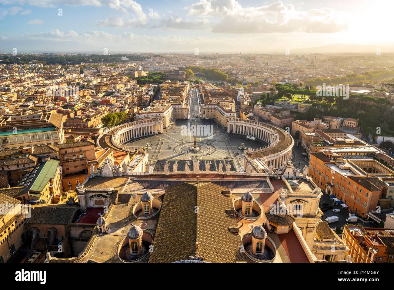 Vatikanstadt mit Panoramablick auf die Stadt mit dem Petersplatz und dem Petersdom. Skyline von Rom, Landschaft mit Castel Sant Angelo am Horizont Stockfoto