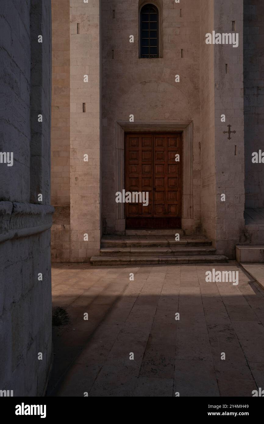 Bari- Italien- 19. April 2023. Architektonische Außenansicht der Seitentür des St. Nikolaus Basilika. Eindrucksvolle römische Architektur. Stockfoto