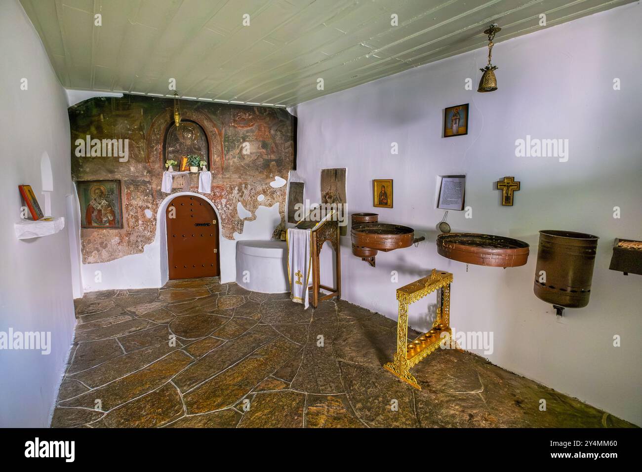 Monodendri, Zagori, Griechenland - 16. September 2016: Kleine Basilika im verlassenen Kloster Saint Paraskevi in der Nähe der Vikos-Schlucht Stockfoto