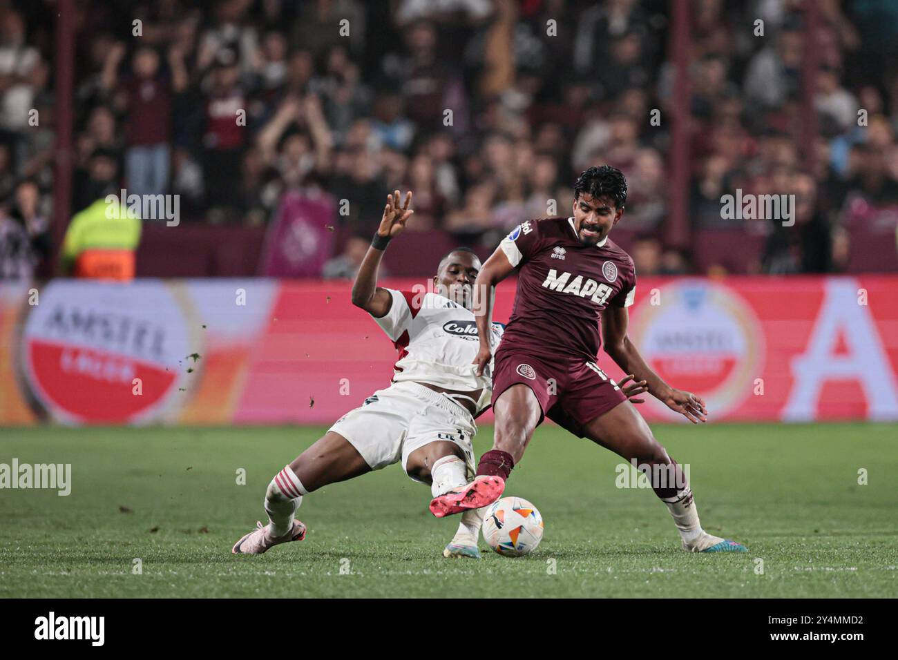 Raul Loaiza von Lanus (R) kämpft am Mittwoch gegen Jimer Fory aus Medellin (L), ab 21:30 Uhr, gegen Lanús und Independiente Medellín (DIM) im ersten Leg des Viertelfinals der Copa Sudamericana 2024, am 18. September 2024 in Buenos Aires, Argentinien. Lanus erreichte die Top Acht des zweitwichtigsten Turniers Südamerikas auf Vereinsebene, nachdem er die aktuelle Meisterin Liga de Quito mit 5-2 besiegt hatte. Medellín seinerseits besiegte Palästina in der letzten Runde mit 6:2. (Foto: UNAR Photo/SIPA USA) Stockfoto