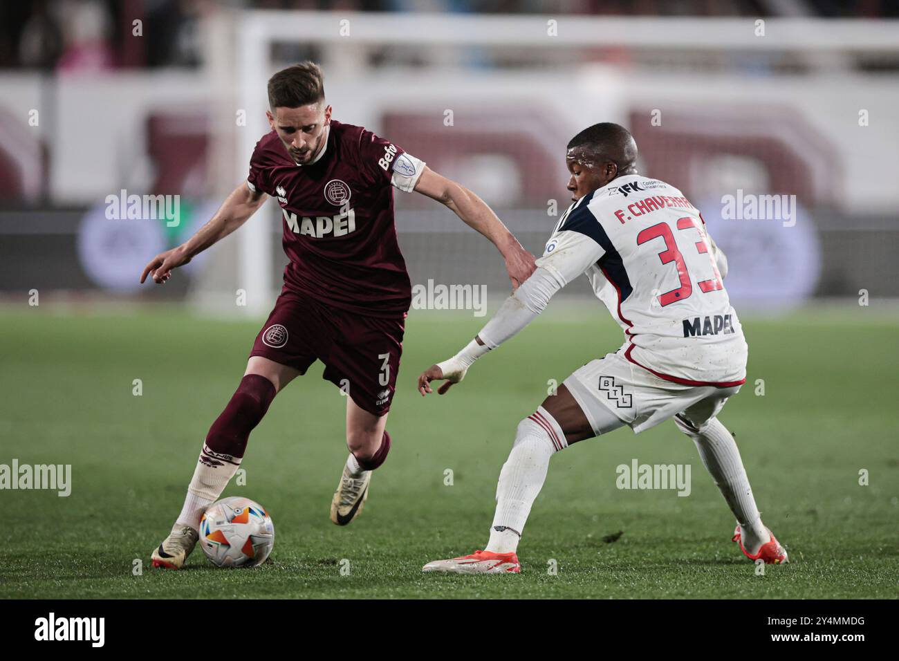 Nicolas Morgantini (L) kontrolliert einen Ball gegen Francisco Chaverra aus Medellin (R) am Mittwoch, ab 21:30 Uhr, standen Lanús und Independiente Medellín (DIM) im ersten Spiel des Viertelfinals der Copa Sudamericana 2024 am 18. September 2024 in Buenos Aires, Argentinien, gegenüber. Lanus erreichte die Top Acht des zweitwichtigsten Turniers Südamerikas auf Vereinsebene, nachdem er die aktuelle Meisterin Liga de Quito mit 5-2 besiegt hatte. Medellín seinerseits besiegte Palästina in der letzten Runde mit 6:2. (Foto: UNAR Photo/SIPA USA) Stockfoto