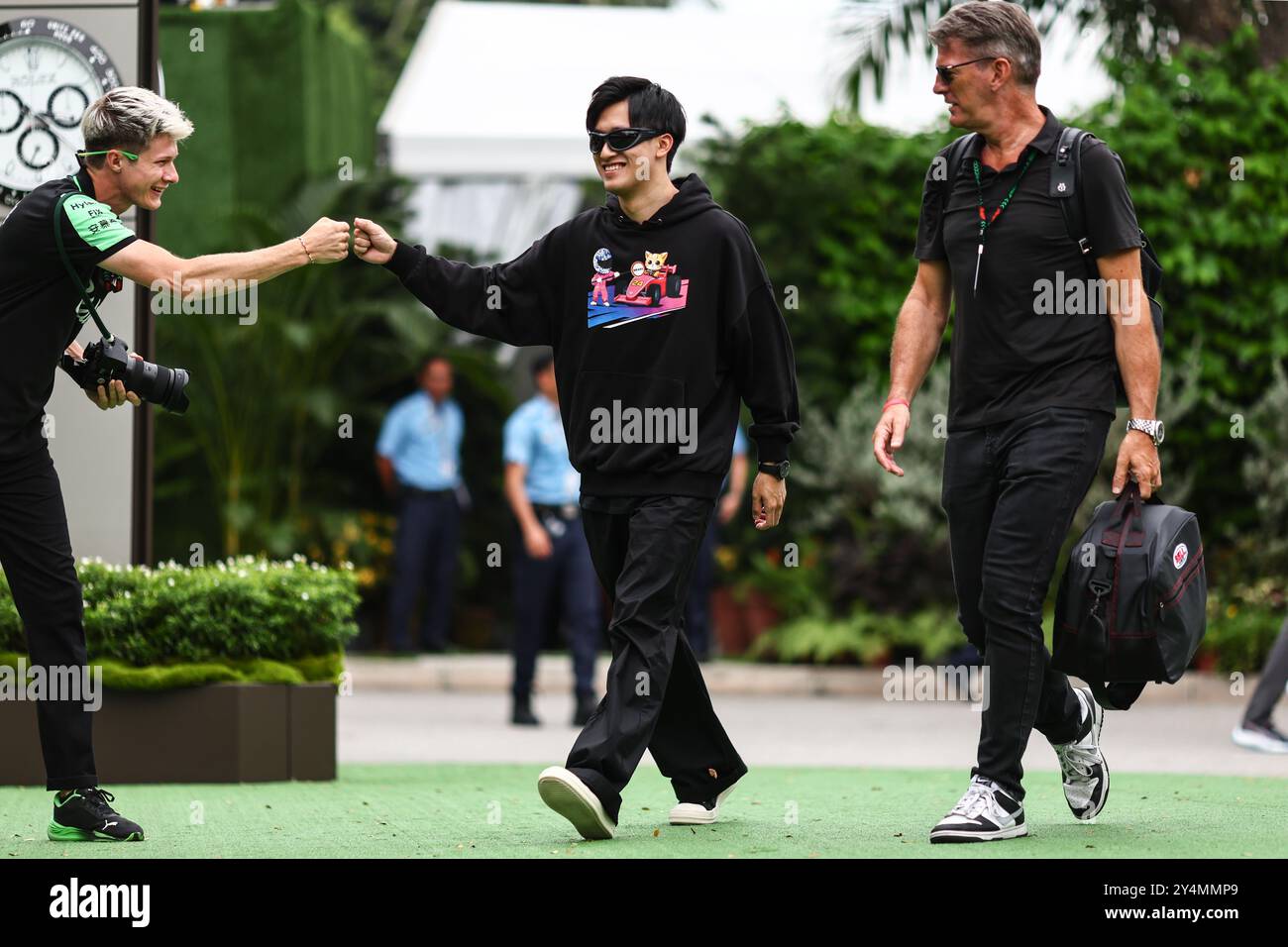 Singapur, Singapur. September 2024. Zhou Guanyu (CHN) sauber mit Graeme Lowdon (GBR). 19.09.2024. Formel-1-Weltmeisterschaft, Rd 18, Grand Prix Von Singapur, Marina Bay Street Circuit, Singapur, Vorbereitungstag. Das Foto sollte lauten: XPB/Alamy Live News. Stockfoto