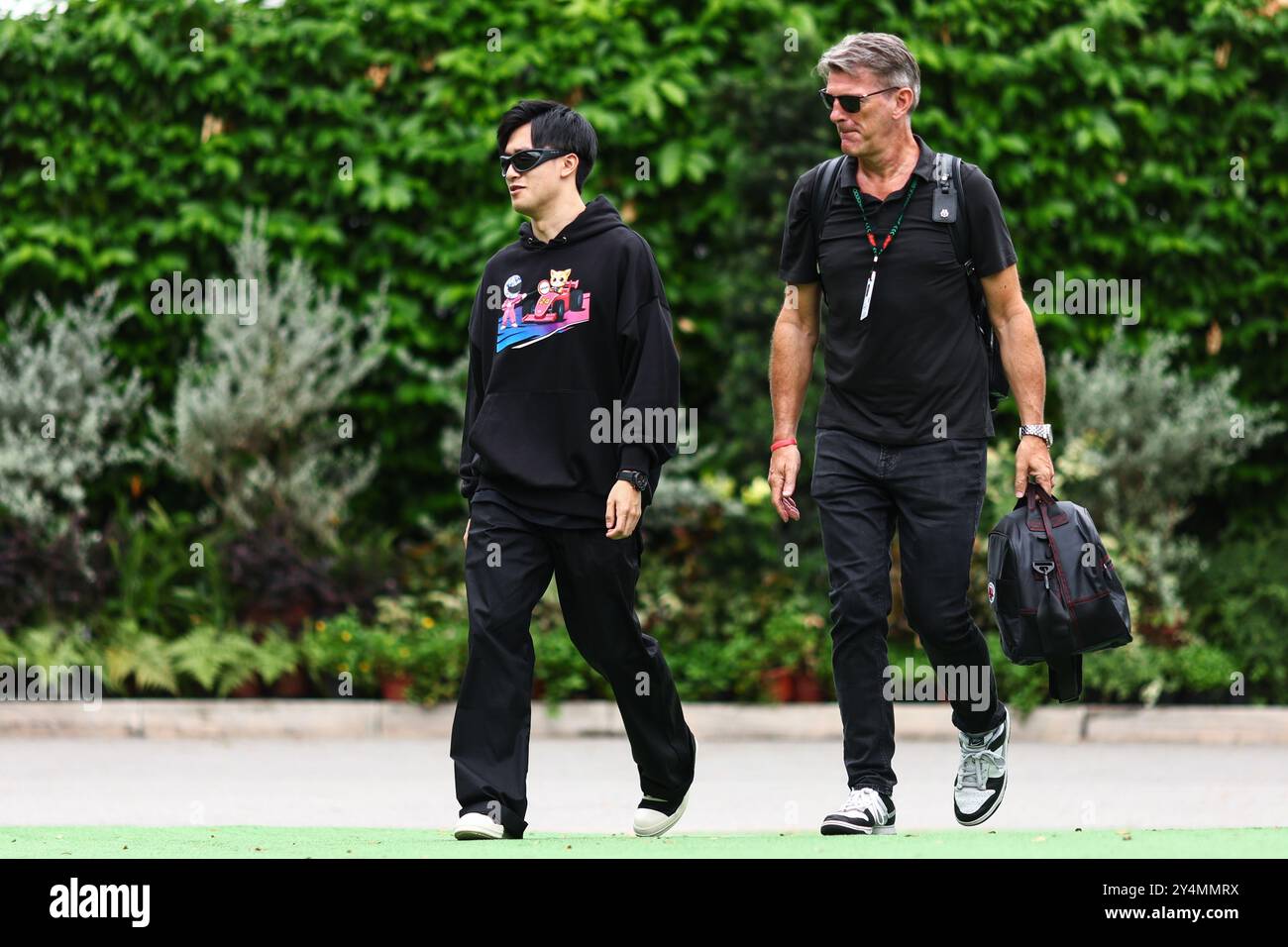 Singapur, Singapur. September 2024. Zhou Guanyu (CHN) sauber mit Graeme Lowdon (GBR). 19.09.2024. Formel-1-Weltmeisterschaft, Rd 18, Grand Prix Von Singapur, Marina Bay Street Circuit, Singapur, Vorbereitungstag. Das Foto sollte lauten: XPB/Alamy Live News. Stockfoto