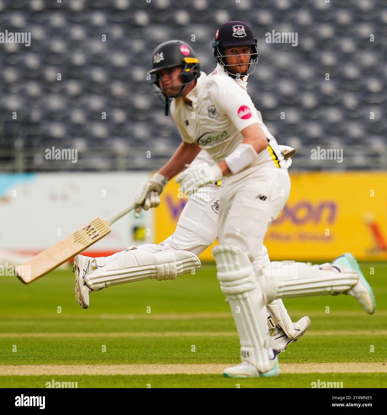 Bristol, Vereinigtes Königreich, 19. September 2024. James Bracey und Ed Middleton in Gloucestershire während des Spiels der Vitality County Championship Division 2 zwischen Gloucestershire und Sussex. Quelle: Robbie Stephenson/Gloucestershire Cricket/Alamy Live News Stockfoto