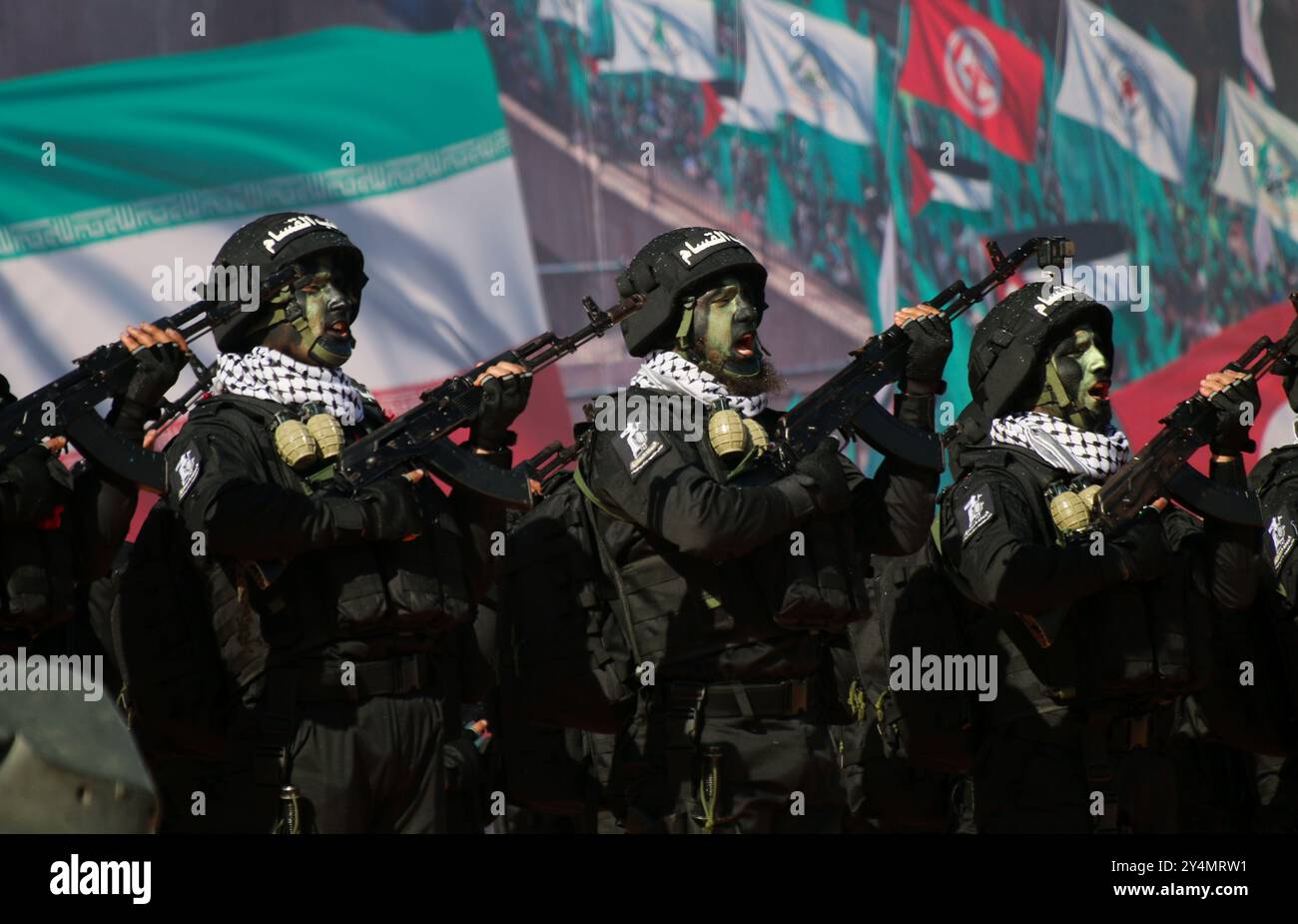 Gaza, Palästina. 14. Dezember 2022. Bewaffnete Mitglieder der Al-Qassam-Brigaden, des militärischen Flügels der palästinensischen Hamas-Bewegung, nehmen an einem fest Teil, um den 35. Jahrestag der Gründung der Hamas zu feiern. Während des Festivals mit dem Titel "Wir werden mit einer tosenden Flut kommen" schwenkten die Teilnehmer die Flaggen der Palästinenser, der Hamas und der Löwen, während sie ihr Recht auf Widerstand gegen die israelische Besatzung verteidigten. Der palästinensische Führer der Hamas im Gazastreifen, Yahya Sinwar, hielt eine Rede auf dem Al-Katiba-Platz in Gaza-Stadt Stockfoto