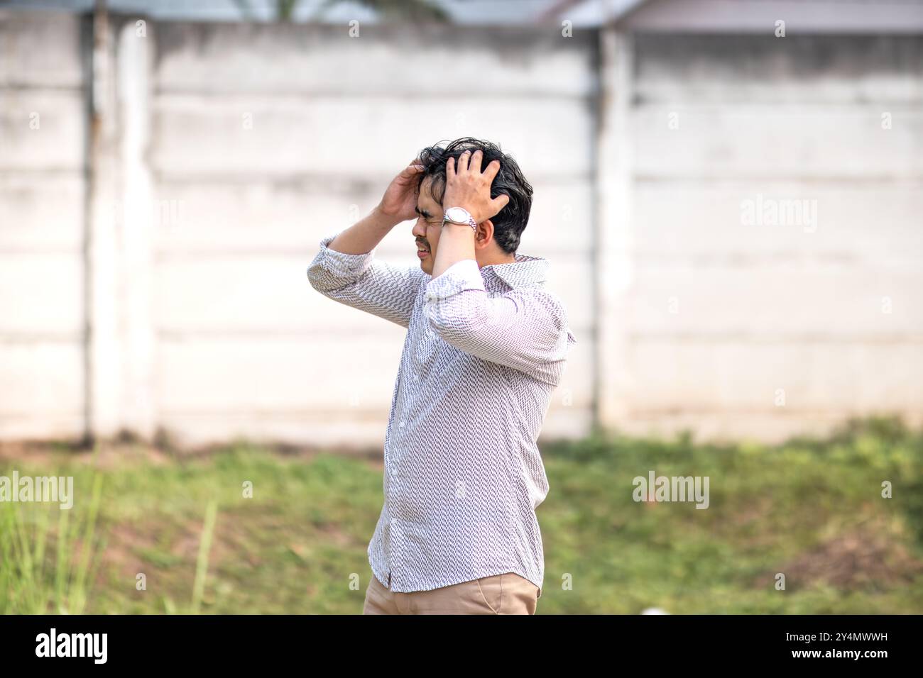 Junge Männer brüllen frustriert. Frustriert und in der Lunge geschrien, während er den Kopf hält Stockfoto