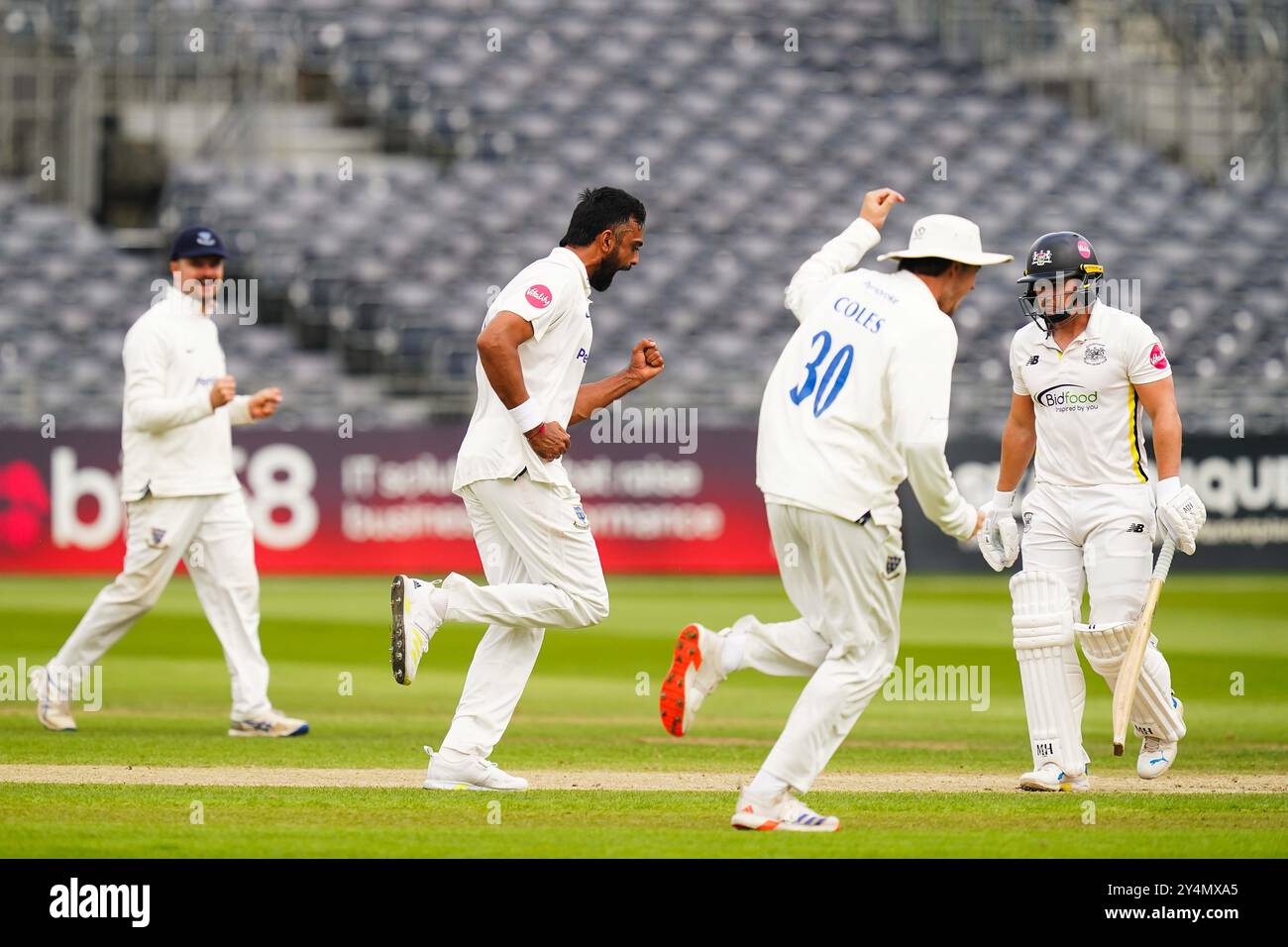 Bristol, Vereinigtes Königreich, 19. September 2024. Sussex’s Jaydev Unadkat feiert den Sieg über Graeme van Buuren in Gloucestershire während des Spiels der Vitality County Championship Division 2 zwischen Gloucestershire und Sussex. Quelle: Robbie Stephenson/Gloucestershire Cricket/Alamy Live News Stockfoto