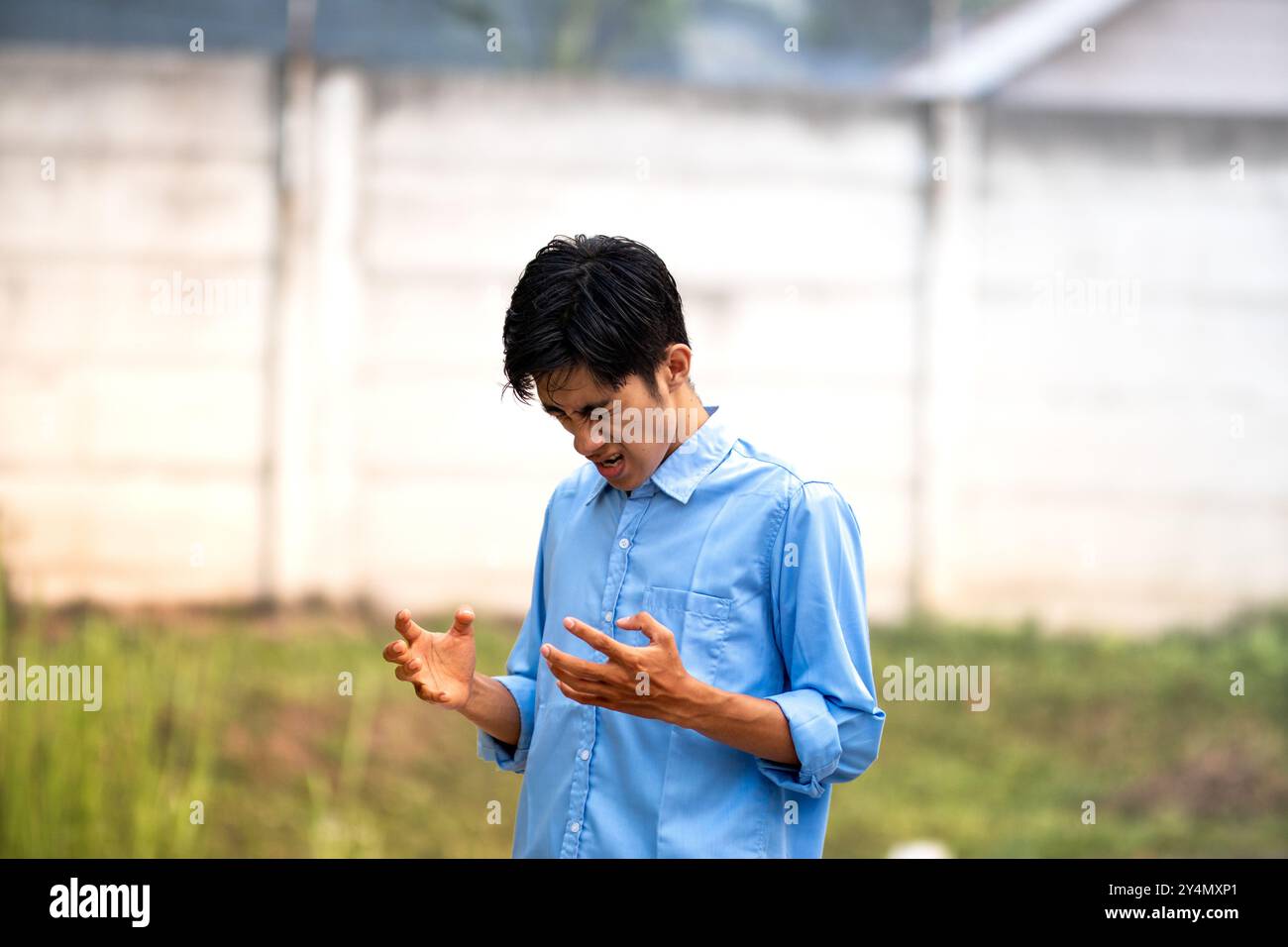 Junge Männer brüllen frustriert. Frustriert und in seiner Lunge geschrien Stockfoto