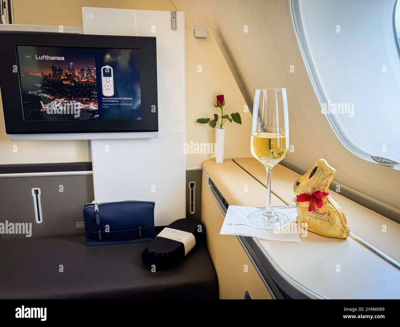 München, Deutschland - 29. März 2024: Lufthansa First Class Sitzplatz 1K in einem Airbus A380 mit osterhase Stockfoto