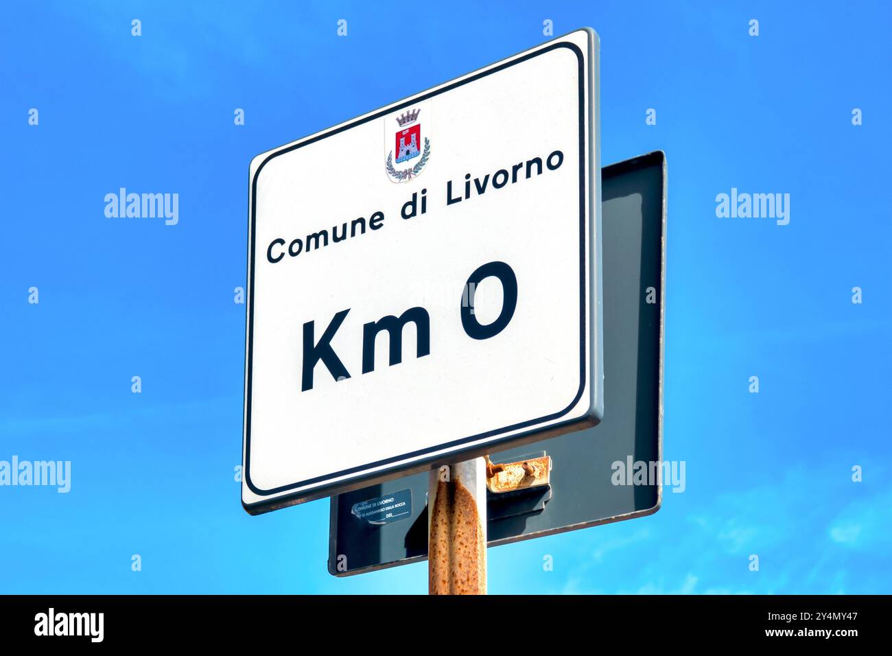 Das Schild „km 0“ in Livorno, Italien, markiert den Ausgangspunkt für die Messung von Entfernungen von der Stadt Stockfoto