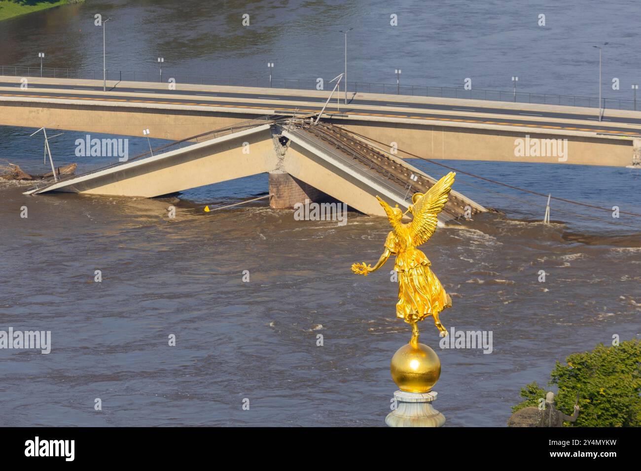 Carolabrücke in Dresden aus noch unbekannte Ursache ist es in den frühen Morgenstunden zu einem Teileinsturz der Carolabrücke gekommen. Auf einer Länge von etwa 100 Metern ist der Teil, auf welchem normalerweise die Straßenbahnen verkehren, in die Elbe gestürzt. Hier der Blick von der Frauenkirche, mit der goldenen Fama. Dresden Sachsen Deutschland *** Carola-Brücke in Dresden Ein Abschnitt der Carola-Brücke stürzte in den frühen Morgenstunden aus noch unbekanntem Grund auf einer Länge von rund 100 Metern Ein, auf dem die Straßenbahnen normalerweise fahren, stürzte in die Elbe Ein Stockfoto