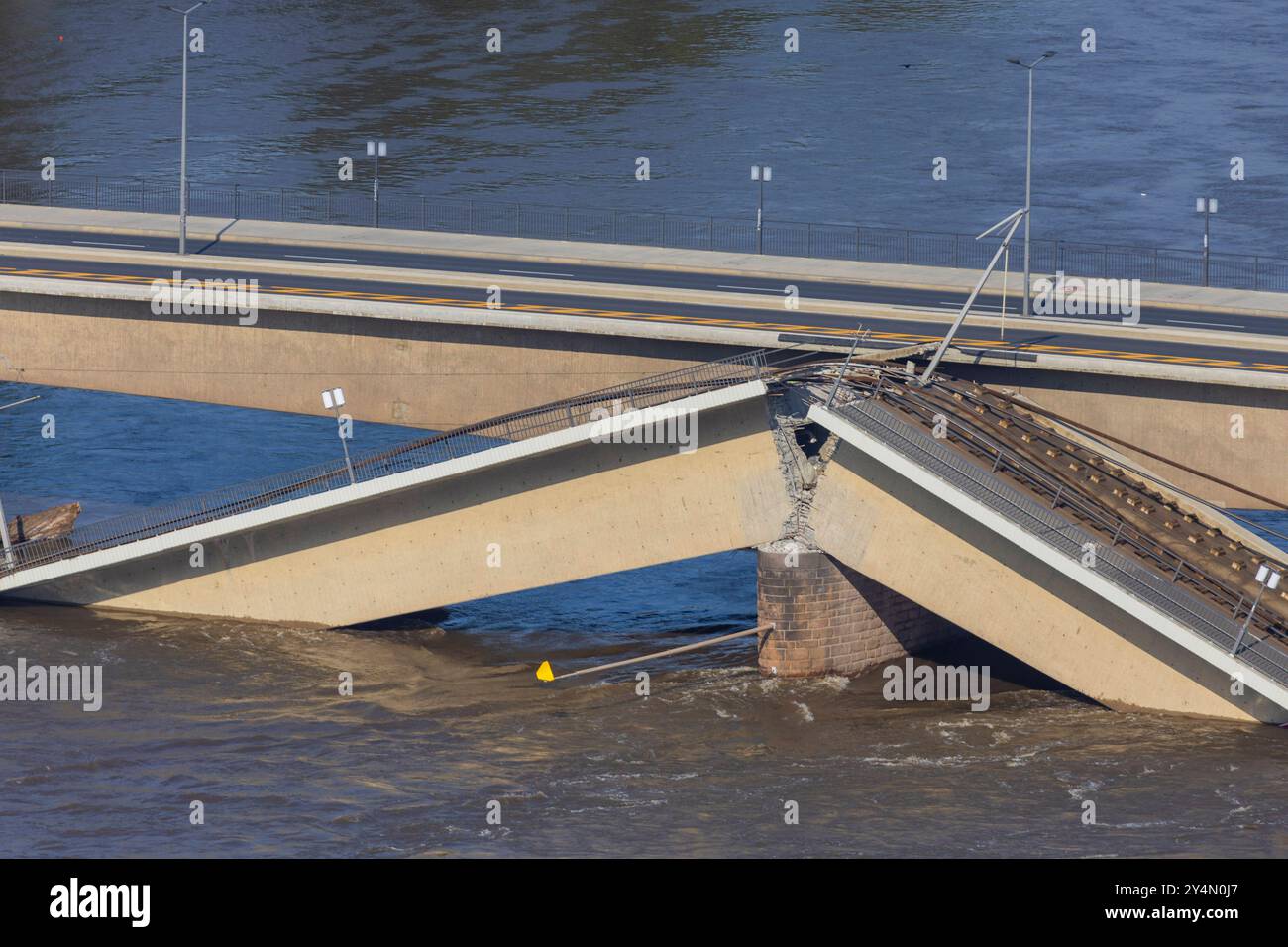 Carolabrücke in Dresden aus noch unbekannte Ursache ist es in den frühen Morgenstunden zu einem Teileinsturz der Carolabrücke gekommen. Auf einer Länge von etwa 100 Metern ist der Teil, auf welchem normalerweise die Straßenbahnen verkehren, in die Elbe gestürzt. Hier der Blick von der Frauenkirche,. Dresden Sachsen Deutschland *** Carola-Brücke in Dresden Ein Abschnitt der Carola-Brücke stürzte in den frühen Morgenstunden aus noch unbekanntem Grund auf einer Länge von rund 100 Metern Ein, von dem aus die Straßenbahnen normalerweise in die Elbe fahren Stockfoto