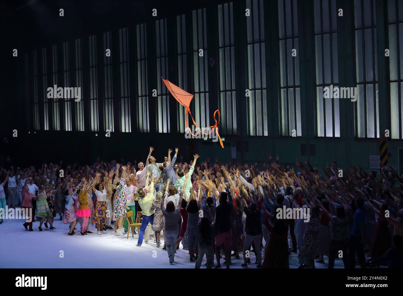 Ensemble während der Fotoprobe für die Inszenierung des Messias in der Komischen Oper im Hangar 4 des Flughafen Tempelhof in Berlin, 18. September 2024. // Oratorium in drei Teilen von Georg Friedrich Händel. Musikalische Leitung George Petrou. Inszenierung Damiano Michieletto. Bühne Paolo Fantin. Kostüme Klaus Bruns. Premiere ist am 21. September 2024. Komische Oper Berlin Flughafen Tempelhof Messias *** Ensemble während der Fotoprobe für die Inszenierung des Messias an der Komischen Oper im 4. Hangar des Flughafens Tempelhof in Berlin, 18. September 2024 Oratorium in drei Teilen von George Frideri Stockfoto