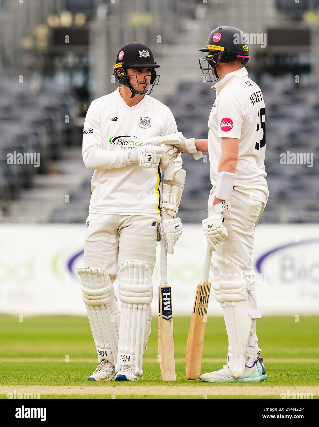 Bristol, Vereinigtes Königreich, 19. September 2024. Tom Price und Ed Middleton in Gloucestershire während des Spiels der Vitality County Championship Division 2 zwischen Gloucestershire und Sussex. Quelle: Robbie Stephenson/Gloucestershire Cricket/Alamy Live News Stockfoto