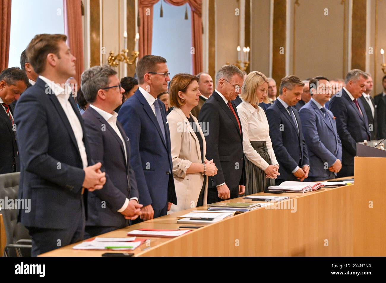 Linz, Österreich. September 2024. LINZ, ÖSTERREICH - 19. SEPTEMBER: LR Stefan Kaineder (die Gruenen), LR Michael Lindner (SP), LR Markus Achleitner (VP), LRin Michaela langer Weninger (VP), LH Thomas Stelzer (VP, Landeshauptmann Ooe), LH-StvIn Christine Haberlander (VP), LR Wolfgang Hattmannsdorfer (VP), LH-STV. Manfred Haimbuchner (FP), LR Günther Steinkellner (FP) waehrend der 28. Sitzung des Oberoesterreichischen Landtags Landhaus Linz am 19. September 2024 in Linz, Österreich.240919 SEPA 20 006 - 20240919 PD2769 Credit: APA-PictureDesk/Alamy Live News Stockfoto