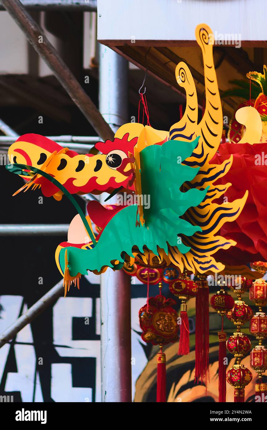 Eine atemberaubende Darstellung des kulturellen Erbes durch eine farbenfrohe chinesische Drachendekoration vor einem städtischen Hintergrund Stockfoto