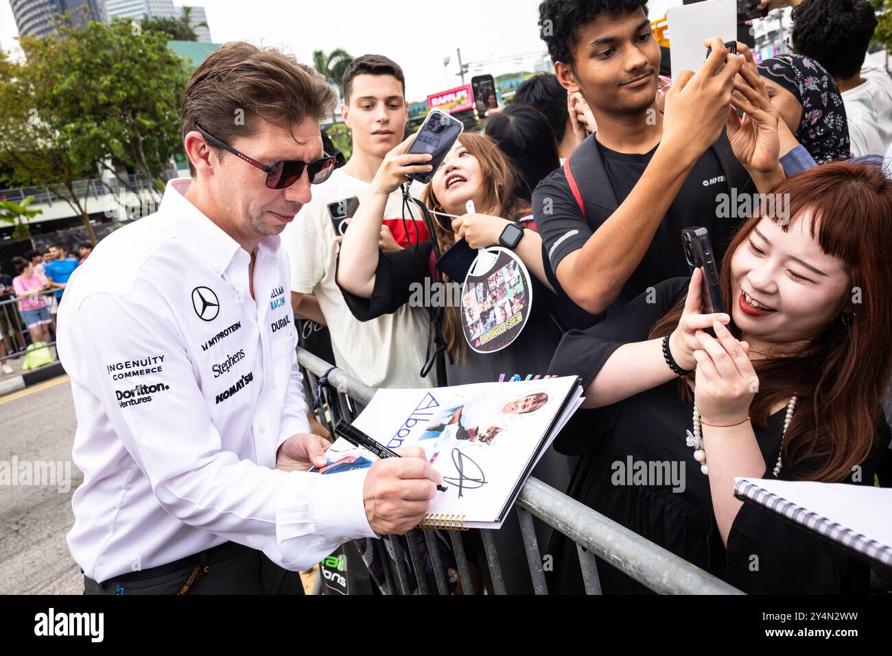 Singapur, Singapur. September 2024. James Vowles (GBR) Williams Racing Team Principal mit Fans. 19.09.2024. Formel-1-Weltmeisterschaft, Rd 18, Grand Prix Von Singapur, Marina Bay Street Circuit, Singapur, Vorbereitungstag. Das Foto sollte lauten: XPB/Alamy Live News. Stockfoto