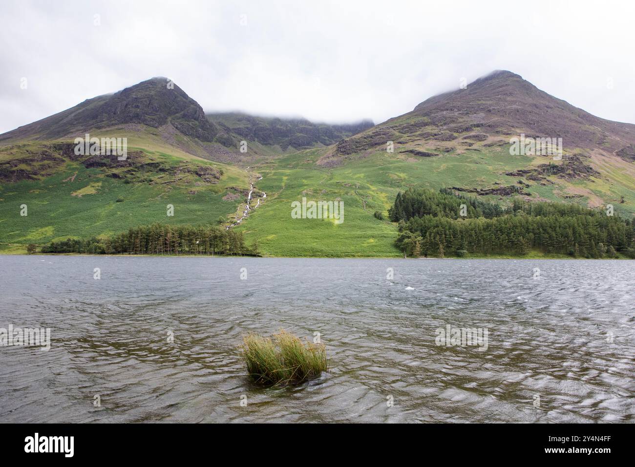 Blick auf Lake Buttermere und die umliegenden Berge. Stockfoto