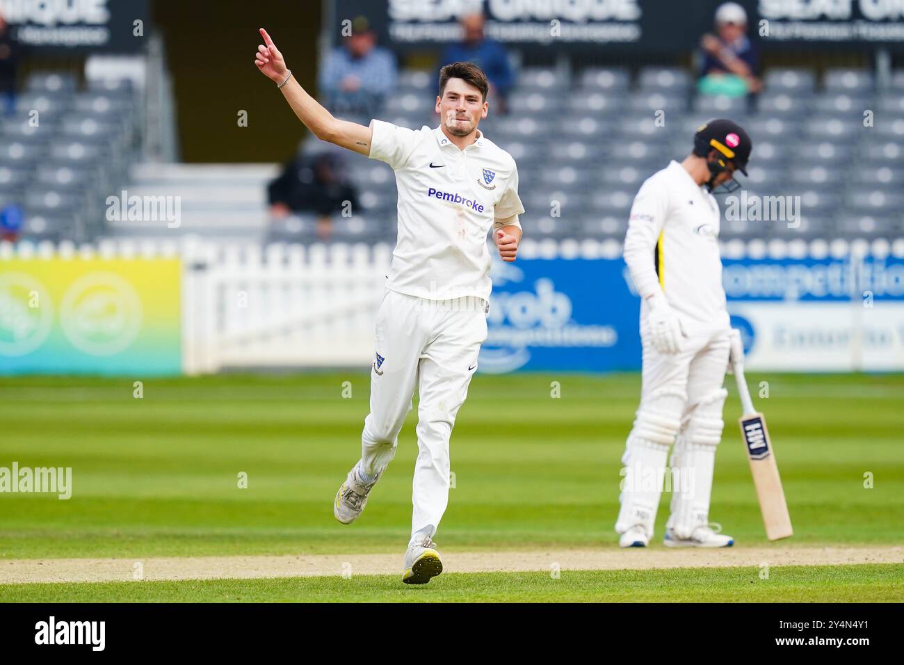 Bristol, Vereinigtes Königreich, 19. September 2024. Sussex’s Henry Crocombe feiert den Sieg gegen Zaman Akhter in Gloucestershire während des Spiels der Vitality County Championship Division 2 zwischen Gloucestershire und Sussex. Quelle: Robbie Stephenson/Gloucestershire Cricket/Alamy Live News Stockfoto
