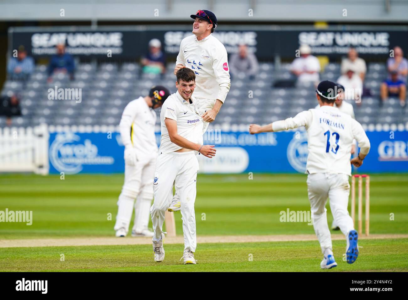 Bristol, Vereinigtes Königreich, 19. September 2024. Sussex’s Henry Crocombe feiert den Sieg gegen Zaman Akhter in Gloucestershire während des Spiels der Vitality County Championship Division 2 zwischen Gloucestershire und Sussex. Quelle: Robbie Stephenson/Gloucestershire Cricket/Alamy Live News Stockfoto