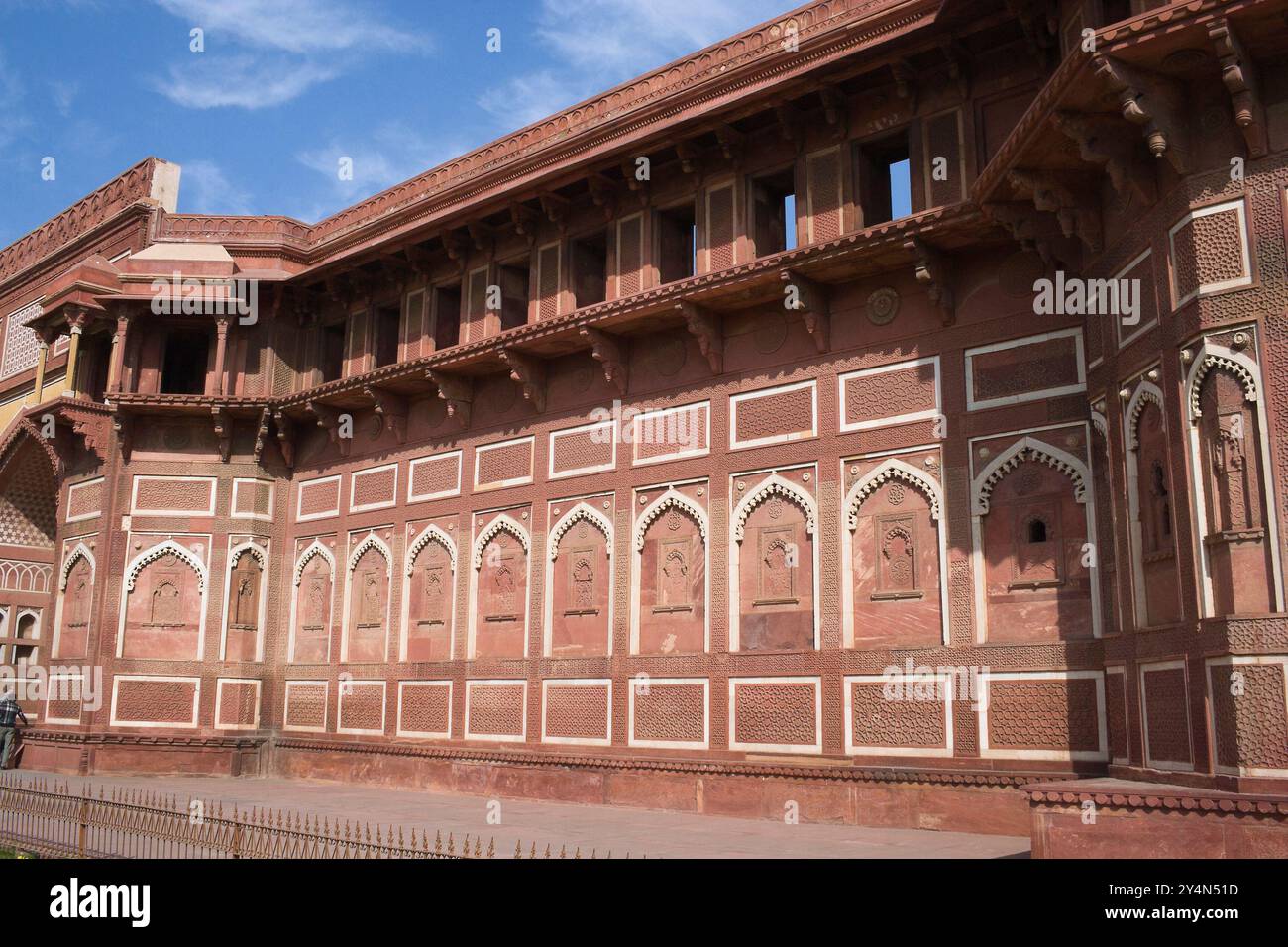 AGRA, UTTAR PRADESH / INDIEN - 9. FEBRUAR 2012 : Ein schönes Design und Muster an der Wand des Palastes von Akbar in Agra. Stockfoto