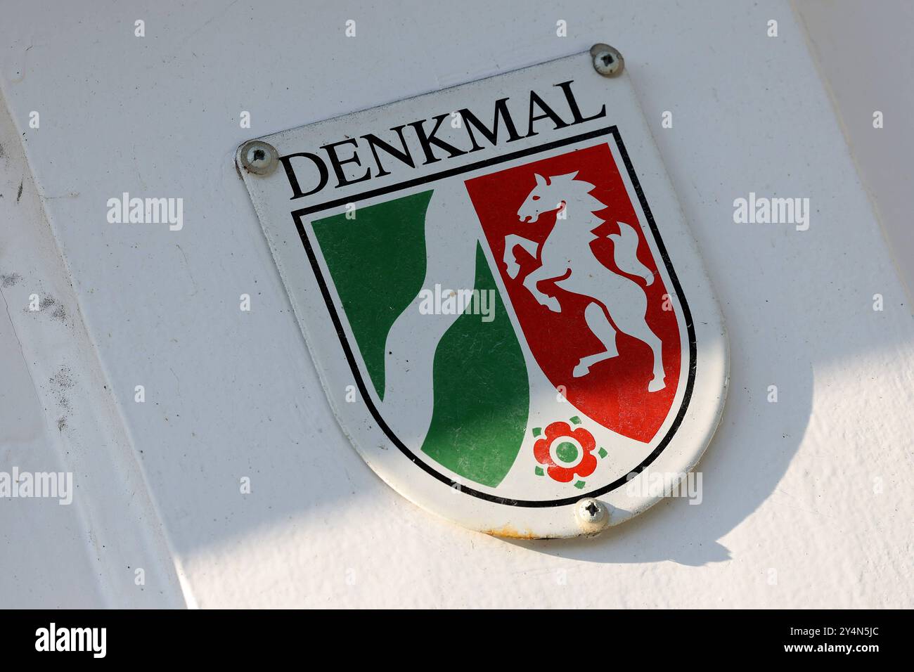 Historische Altstadt von Freudenberg. Ein Schild Denkmal NRW hat an einem Haus gehängt. Denkmal im Siegerland am 19.09.2024 in Freudenberg/Deutschland. *** Die historische Altstadt von Freudenberg Ein Schild-Denkmal NRW hängt am 19. 09 2024 in Freudenberg an einem Hausdenkmal im Siegerland Stockfoto